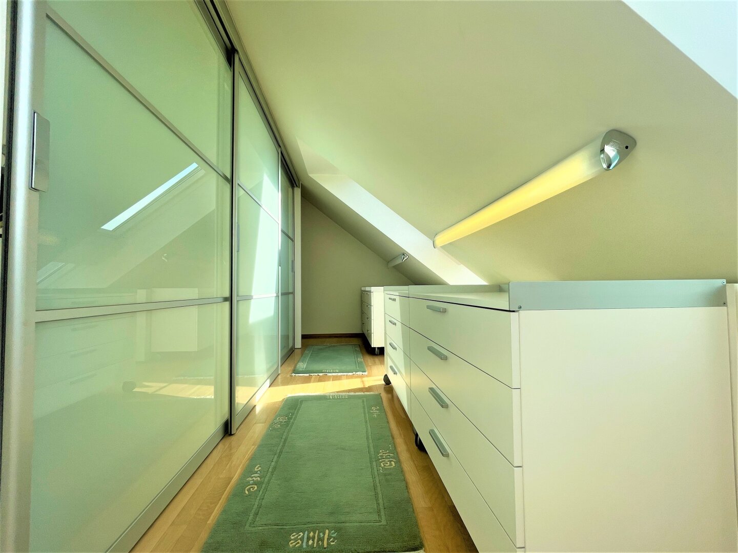 Zauberhafte Dachgeschoßwohnung mit Dachterrasse nahe des Börseplatzes