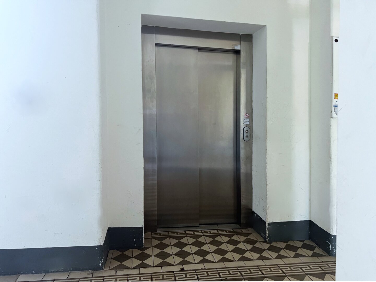 Charaktervoller Altbau im Herzen der Stadt – zeitloses Ambiente verbindet sich mit urbaner Lebensqualität.