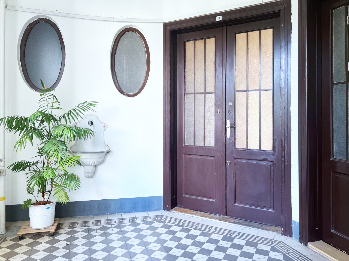 Charaktervoller Altbau im Herzen der Stadt – zeitloses Ambiente verbindet sich mit urbaner Lebensqualität.