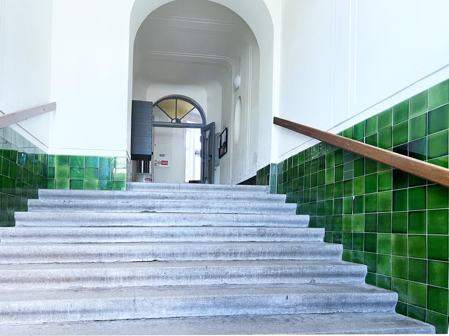 Charaktervoller Altbau im Herzen der Stadt – zeitloses Ambiente verbindet sich mit urbaner Lebensqualität.