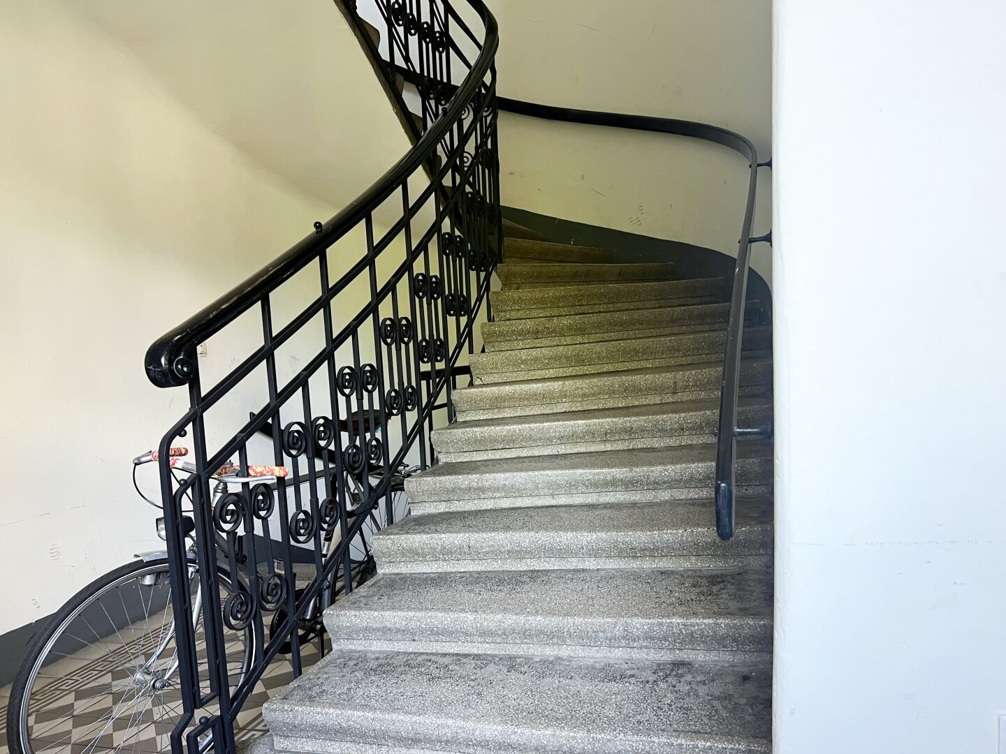 Charaktervoller Altbau im Herzen der Stadt – zeitloses Ambiente verbindet sich mit urbaner Lebensqualität.