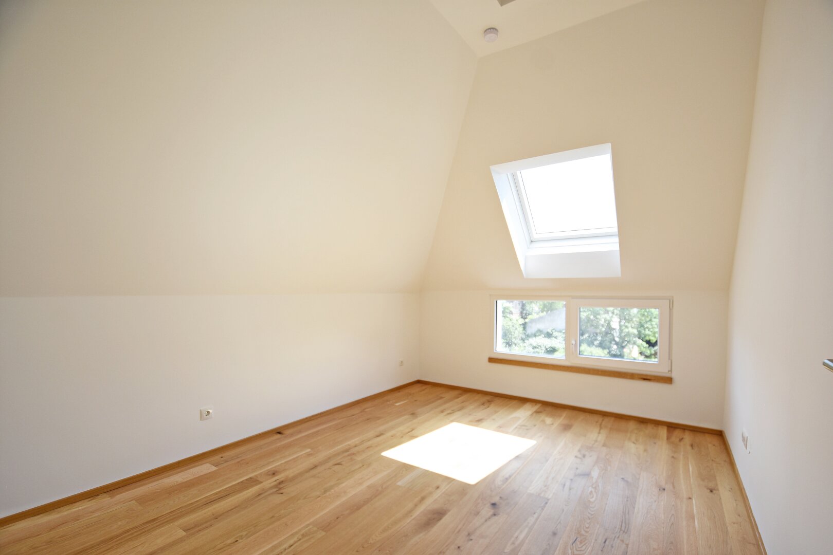 Wunderschöne Dachgeschosswohnung mit Eigengarten