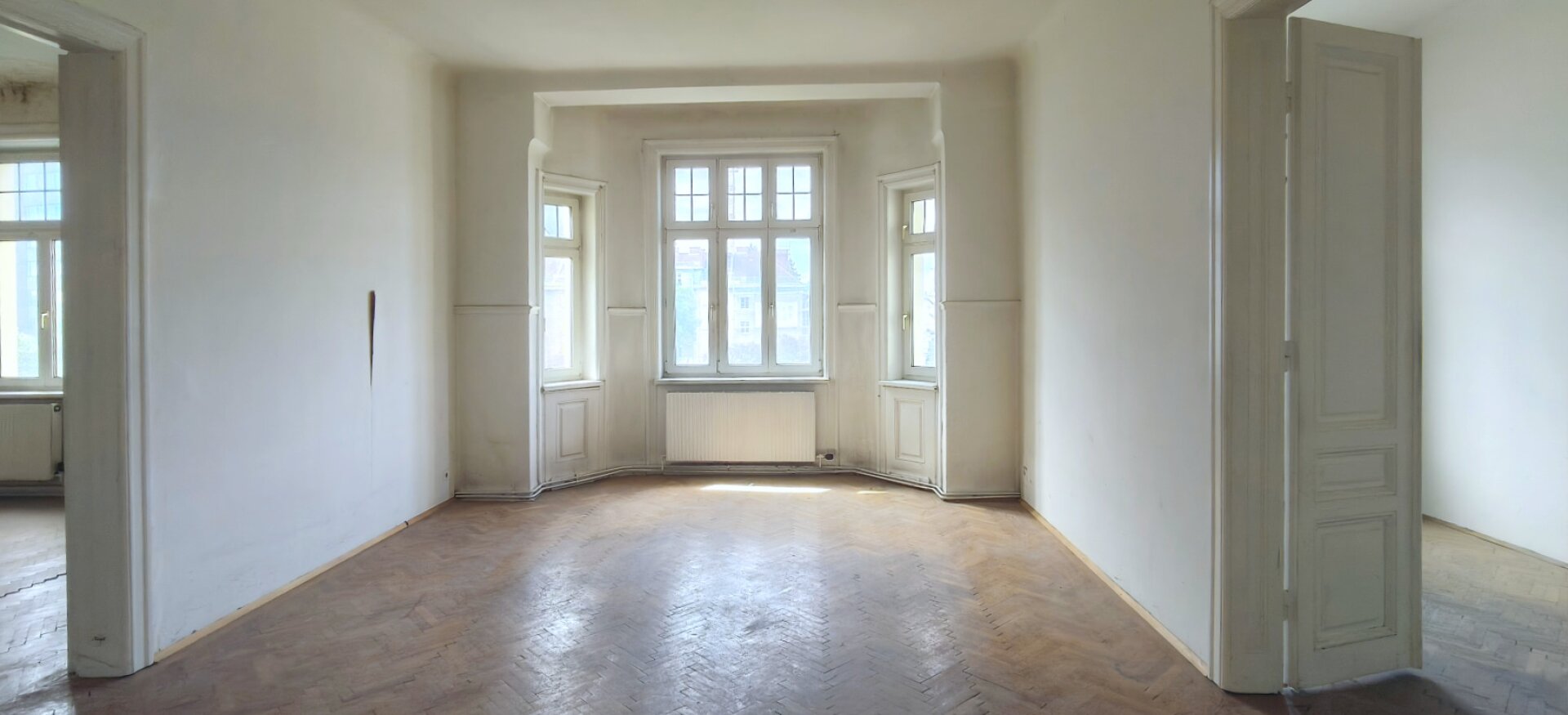 Sanierungsbedürftige, großzügige 4-Zimmer-Wohnung mit Loggia