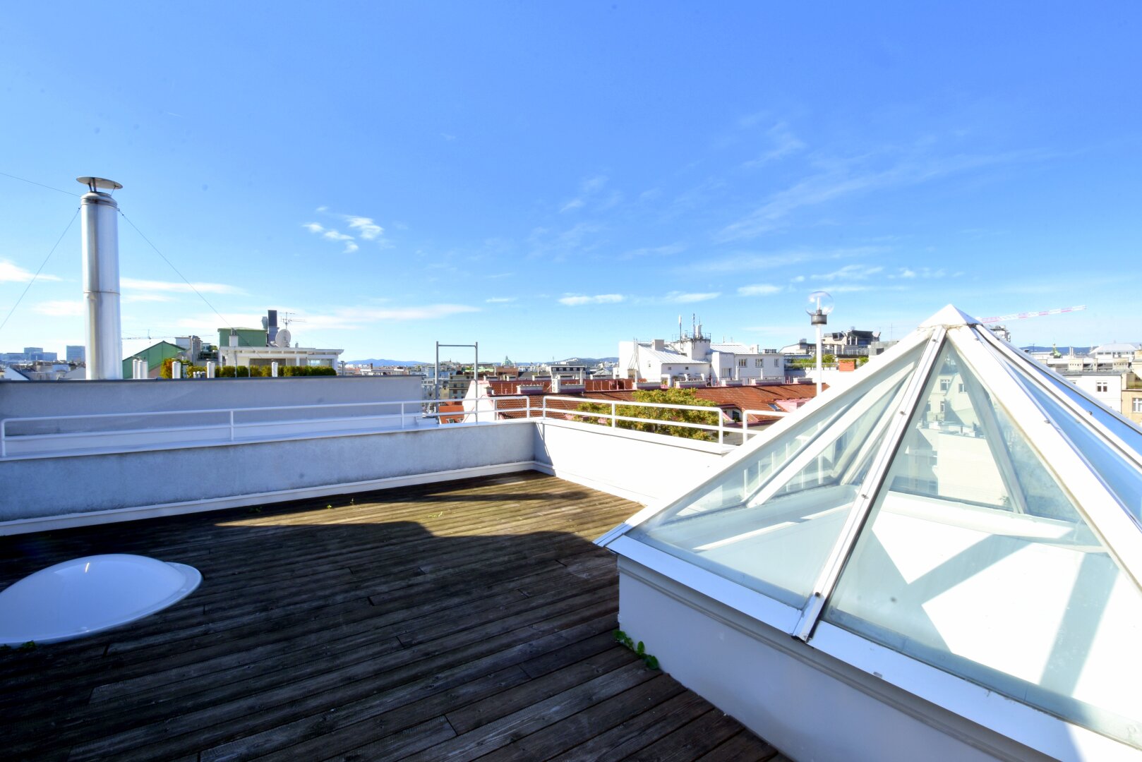 ROCHUSMARKT / U3  - UNBEFRISTETE DACHGESCHOSSWOHNUNG MIT TERRASSE UND FERNBLICK