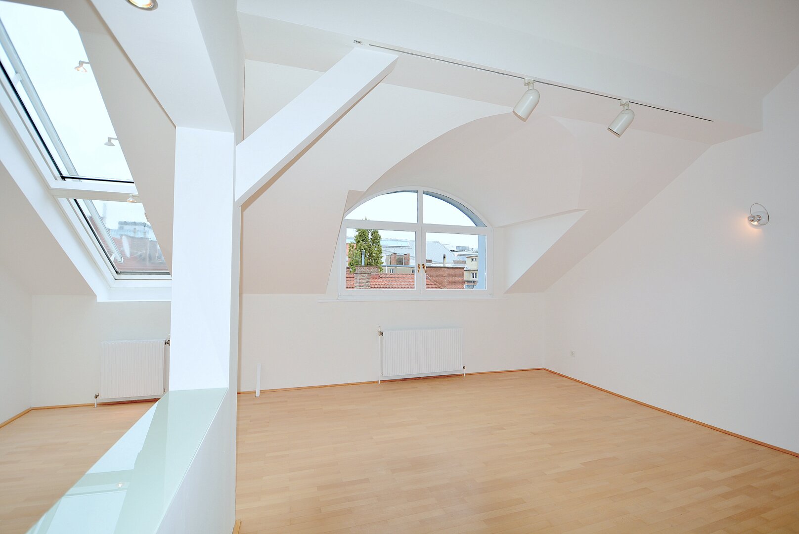 ROCHUSMARKT / U3  - UNBEFRISTETE DACHGESCHOSSWOHNUNG MIT TERRASSE UND FERNBLICK