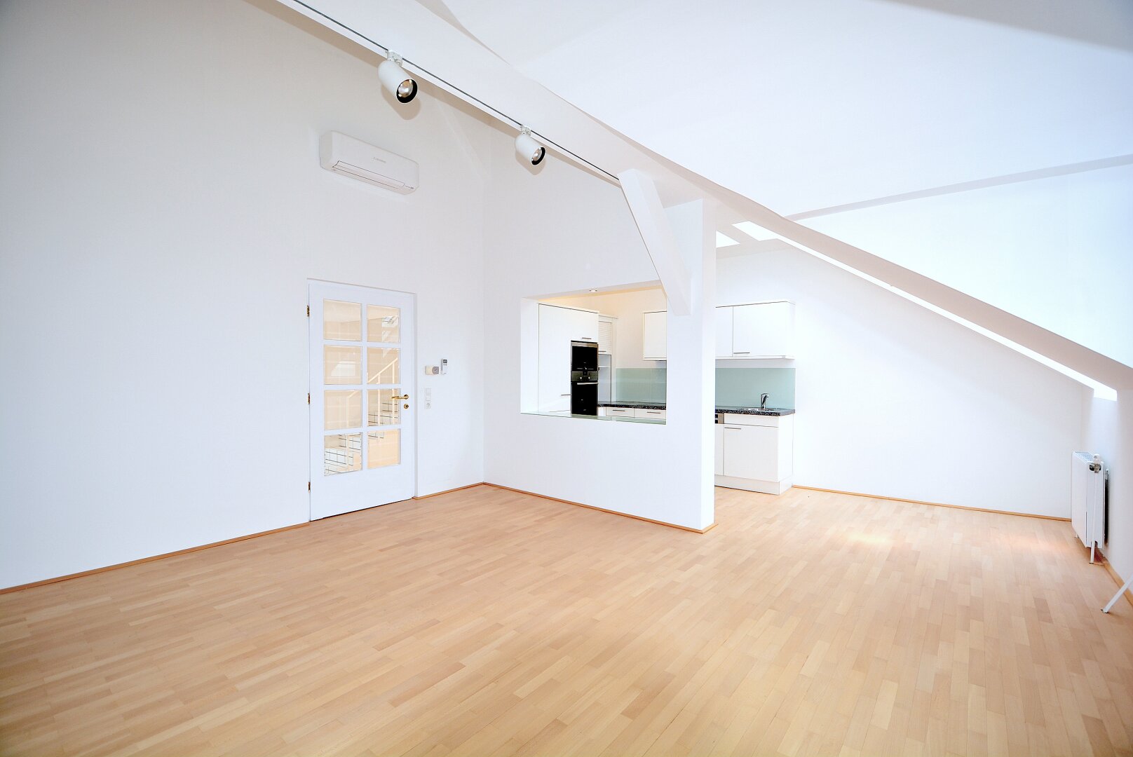 ROCHUSMARKT / U3  - UNBEFRISTETE DACHGESCHOSSWOHNUNG MIT TERRASSE UND FERNBLICK