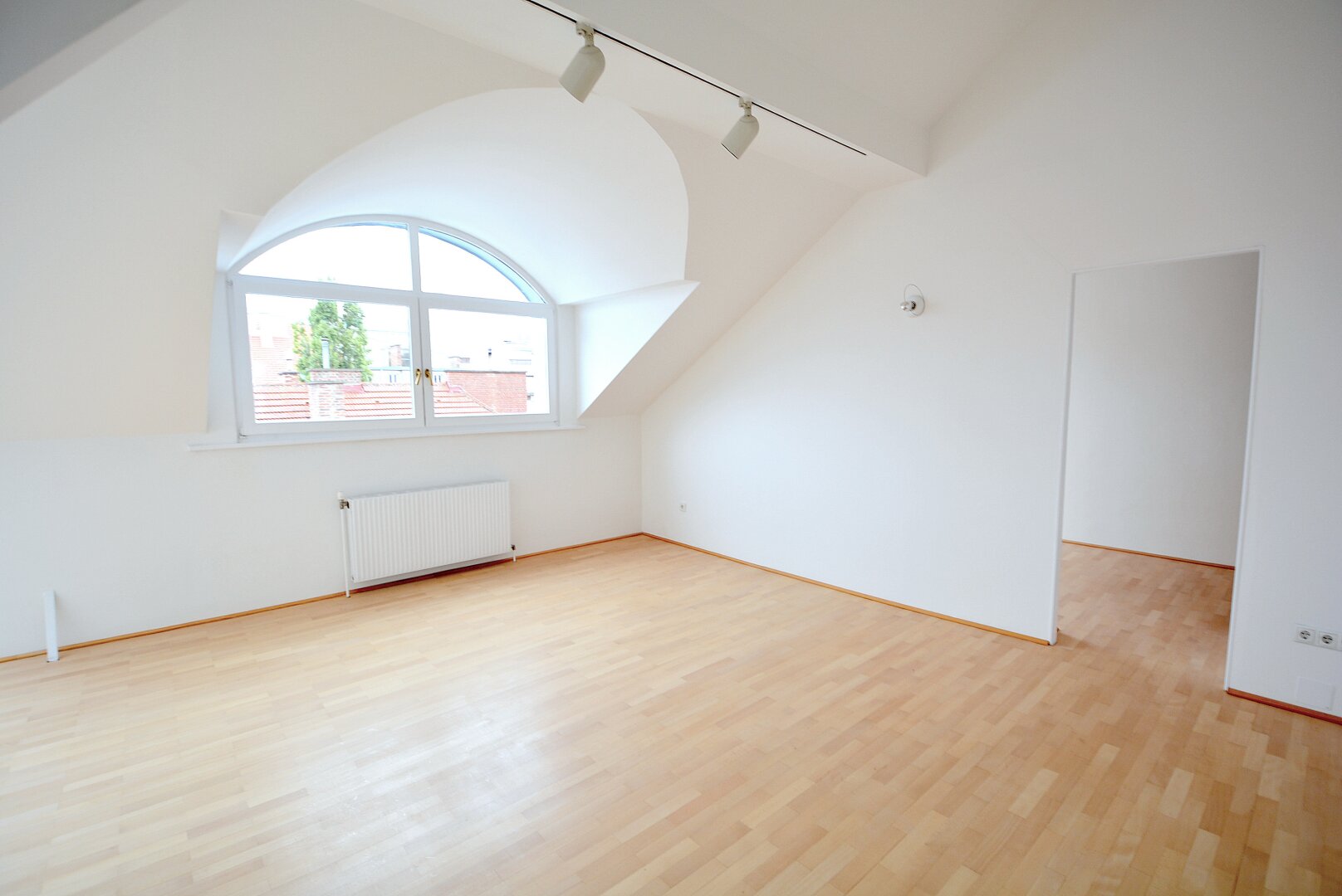 ROCHUSMARKT / U3  - UNBEFRISTETE DACHGESCHOSSWOHNUNG MIT TERRASSE UND FERNBLICK