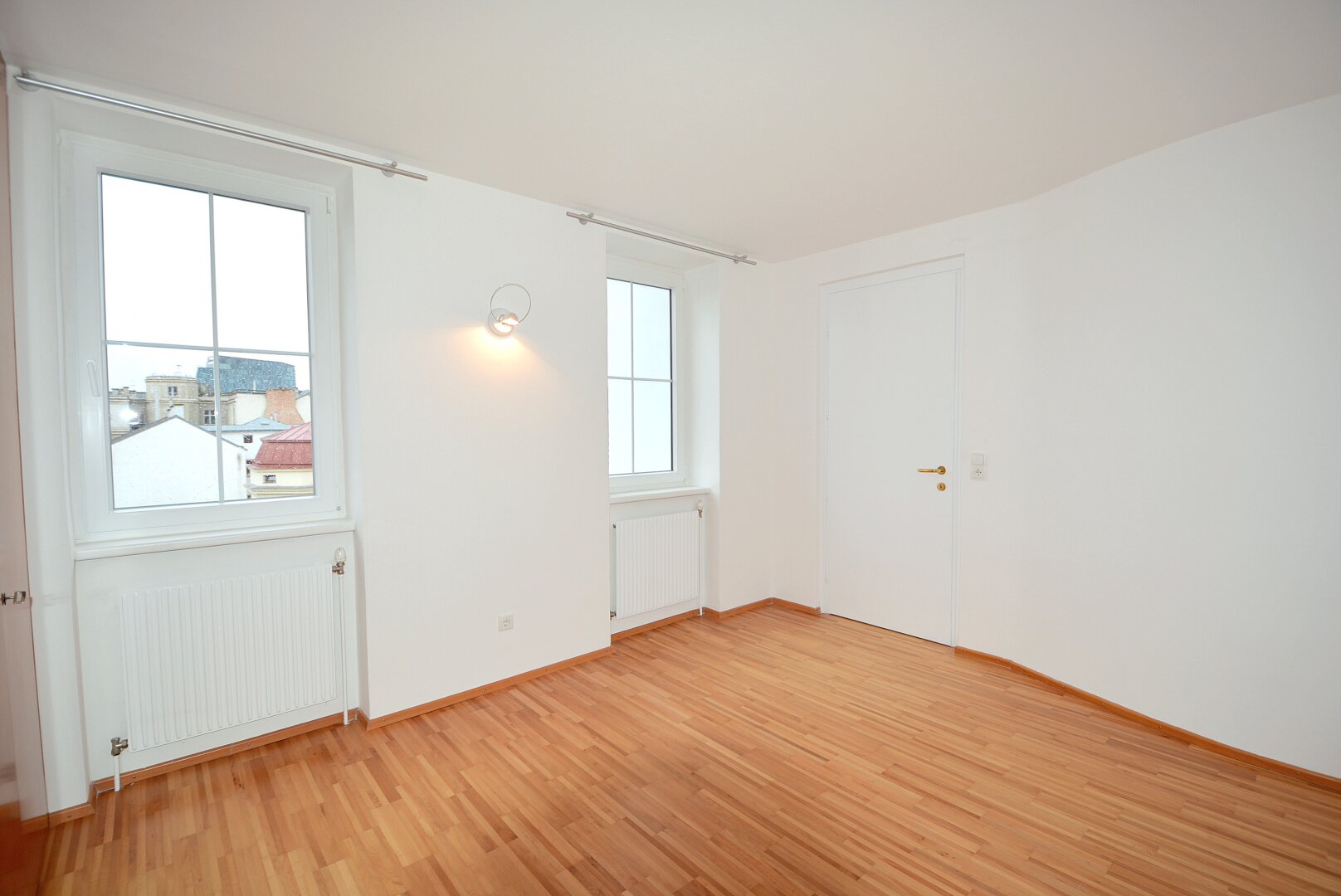 ROCHUSMARKT / U3  - UNBEFRISTETE DACHGESCHOSSWOHNUNG MIT TERRASSE UND FERNBLICK