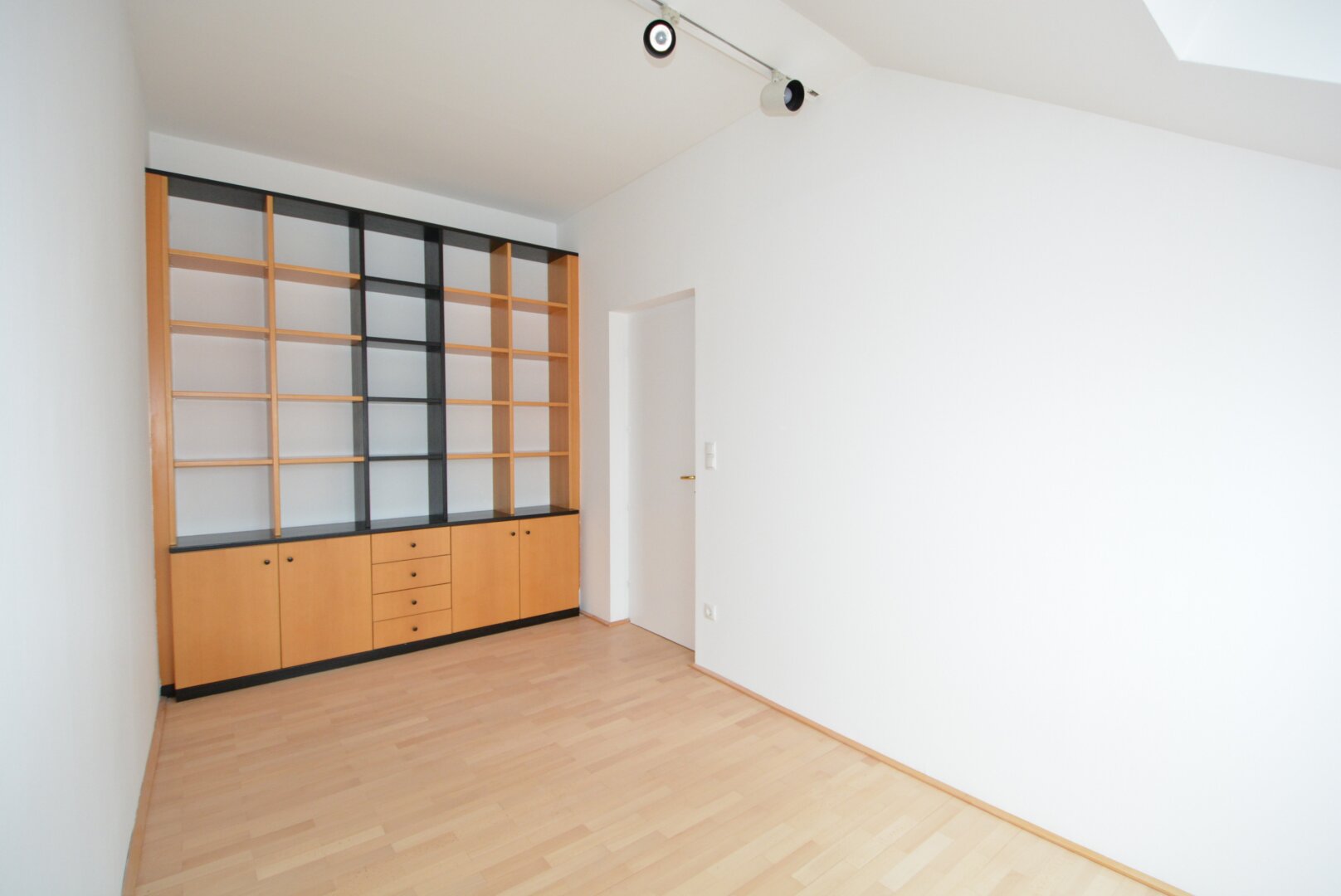 ROCHUSMARKT / U3  - UNBEFRISTETE DACHGESCHOSSWOHNUNG MIT TERRASSE UND FERNBLICK
