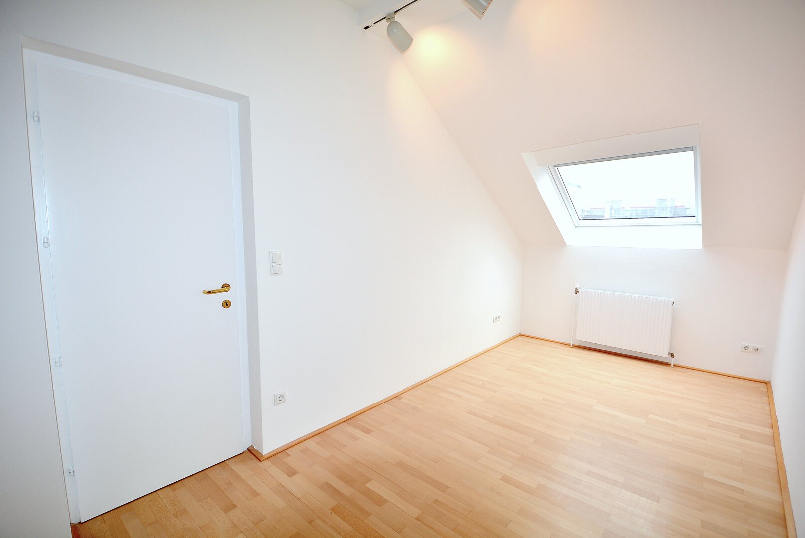 ROCHUSMARKT / U3  - UNBEFRISTETE DACHGESCHOSSWOHNUNG MIT TERRASSE UND FERNBLICK