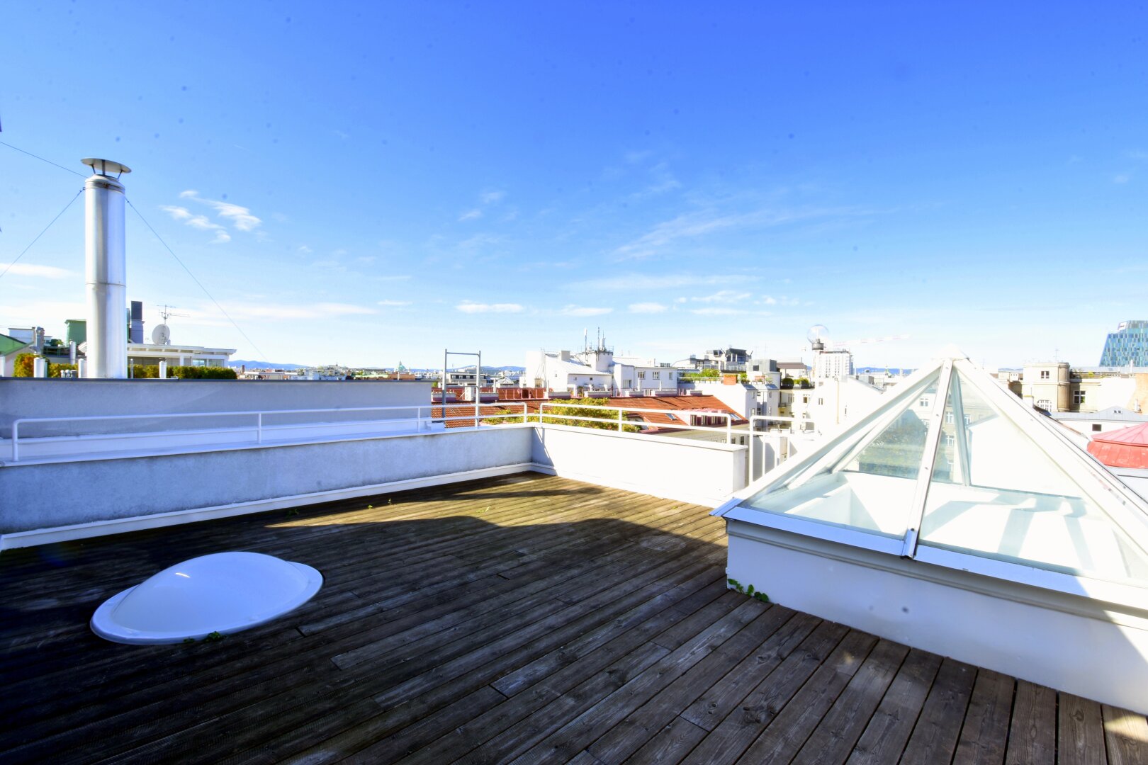 ROCHUSMARKT / U3  - UNBEFRISTETE DACHGESCHOSSWOHNUNG MIT TERRASSE UND FERNBLICK