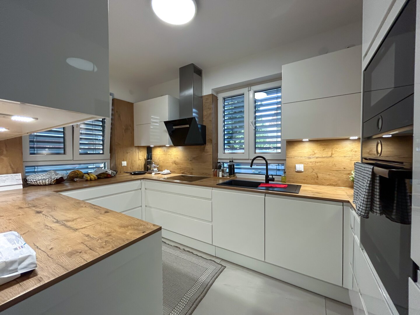 Moderne Doppelhaushälfte mit Terrasse, Pool , Garten & hochwertiger Ausstattung - Exklusives Wohnen in Gerasdorf !