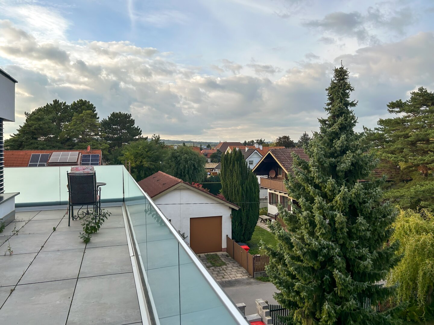 Moderne Doppelhaushälfte mit Terrasse, Pool , Garten & hochwertiger Ausstattung - Exklusives Wohnen in Gerasdorf !