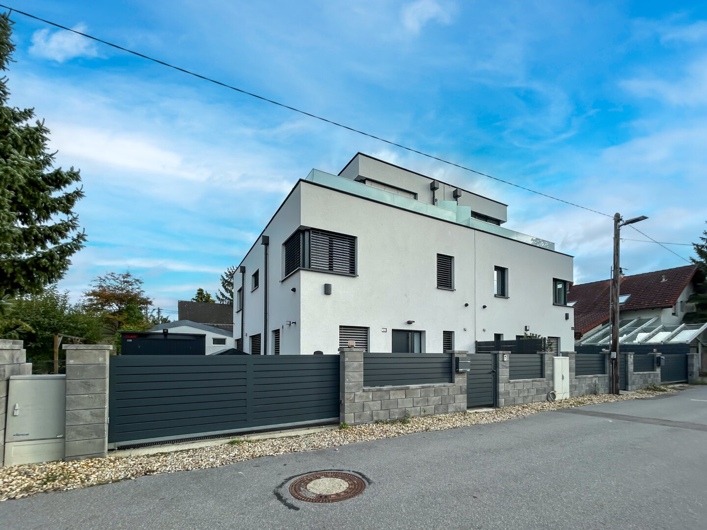 Moderne Doppelhaushälfte mit Terrasse, Pool , Garten & hochwertiger Ausstattung - Exklusives Wohnen in Gerasdorf !