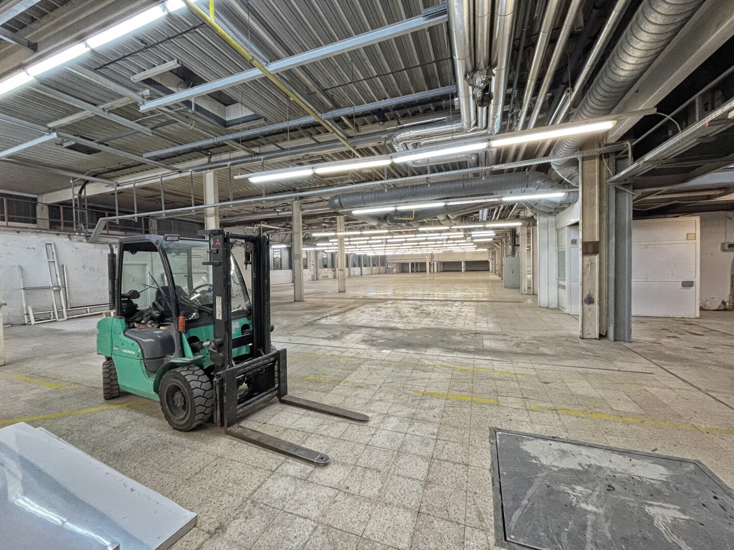 KAUF!  3000 m² - 3500m² !! Halle - Produktion- Lagerfläche plus 600m² Bürofläche  in Kramsach