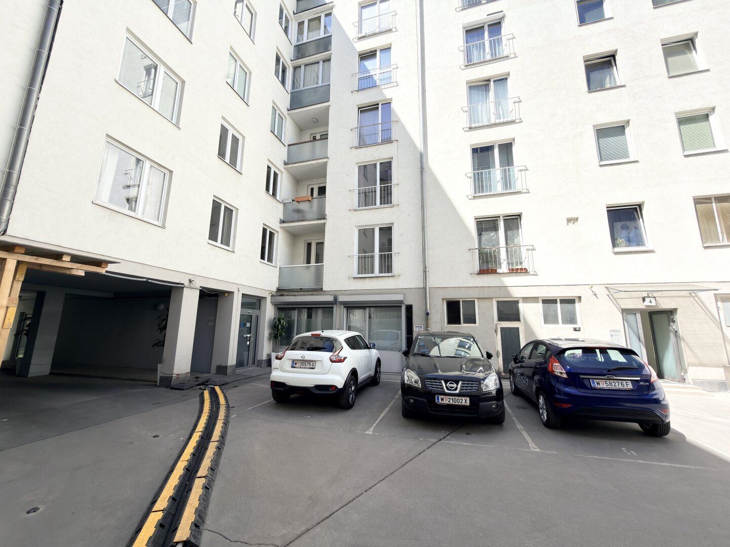 Blick zu Loggia und Wohnzimmer Fenster