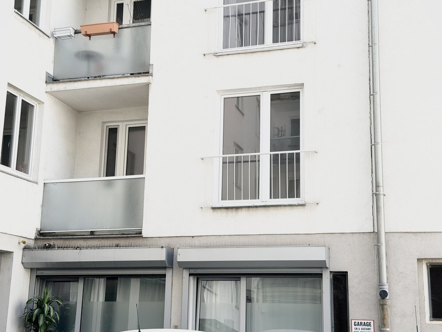 Blick zu Loggia und Wohnzimmer Fenster