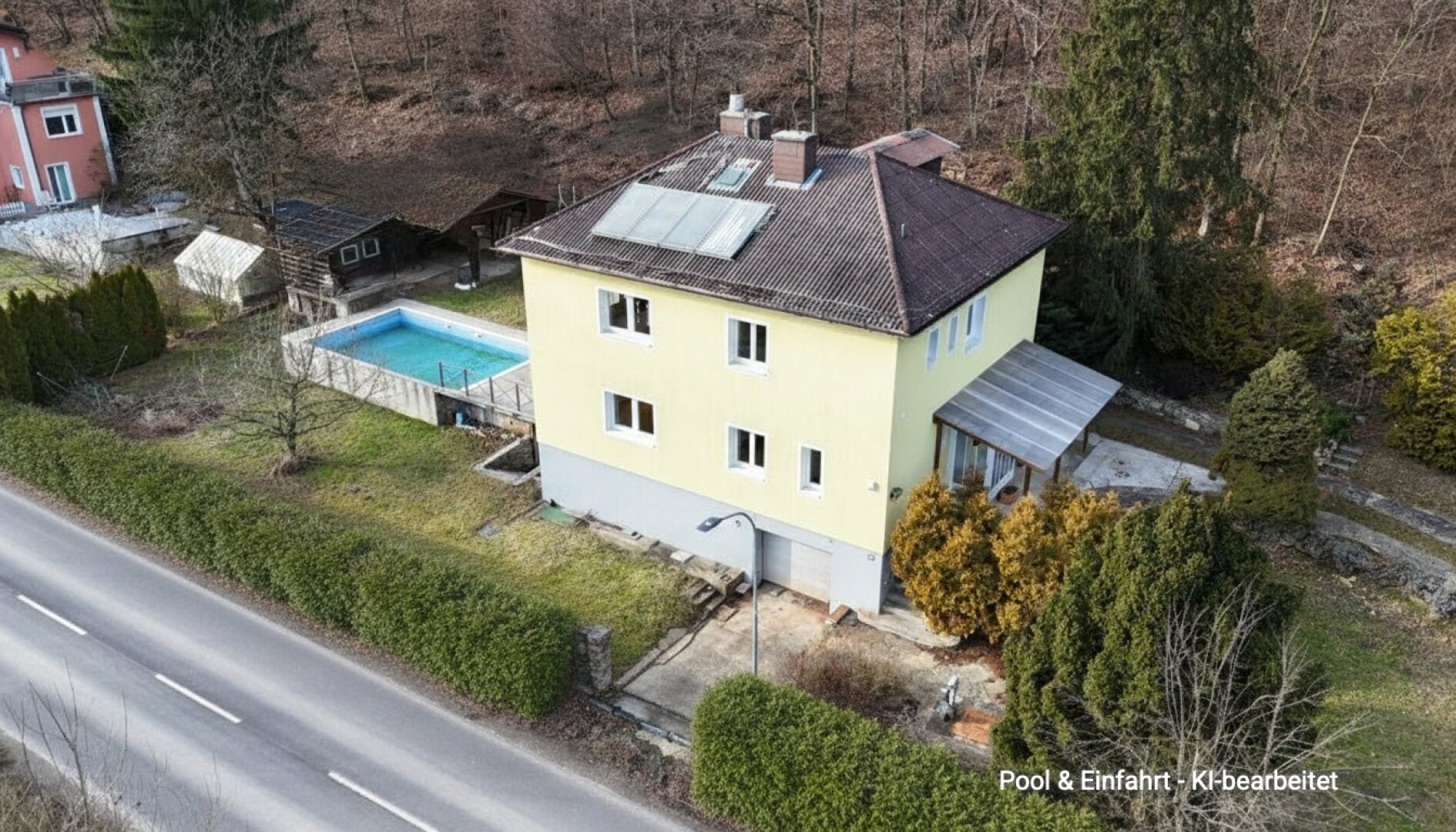 Pool & Hecke witterungsbedingt KI-generiert