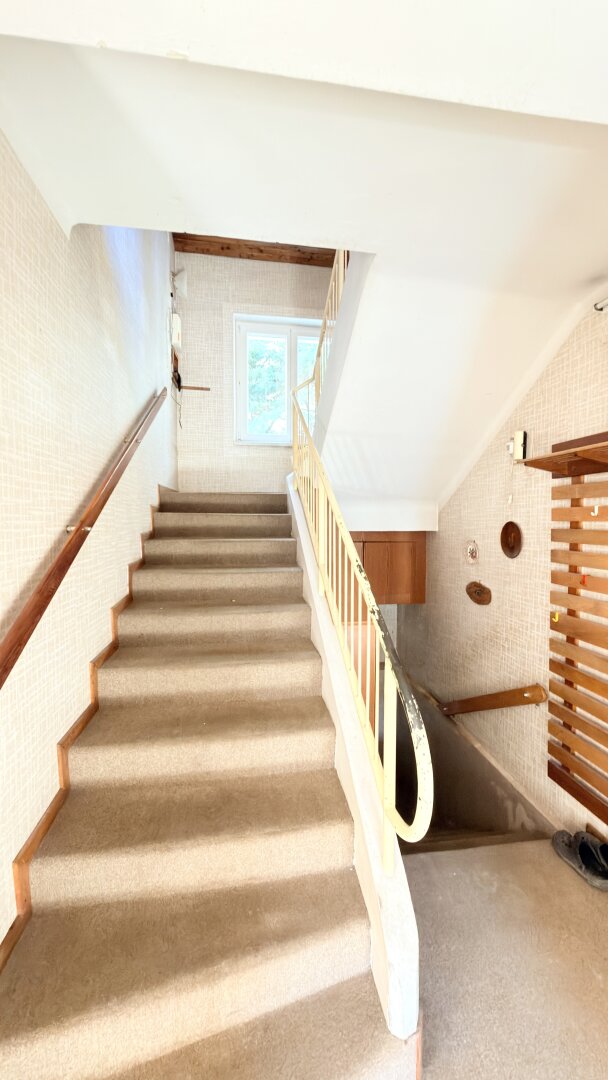 Treppe zum OG und in den Keller
