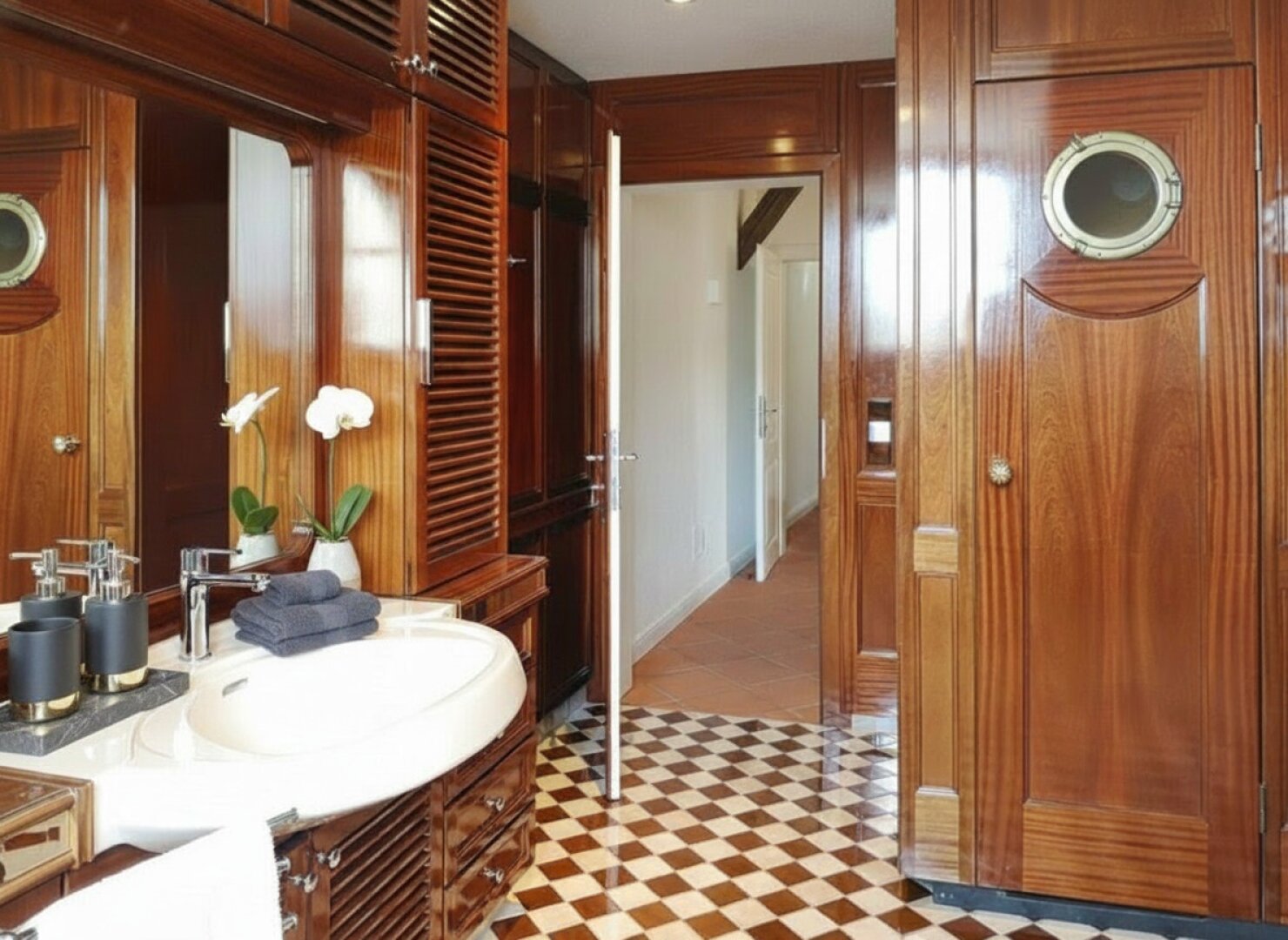 Bad mit Wannengrotte, Dusche und Sauna - Dekoration KI-generiert