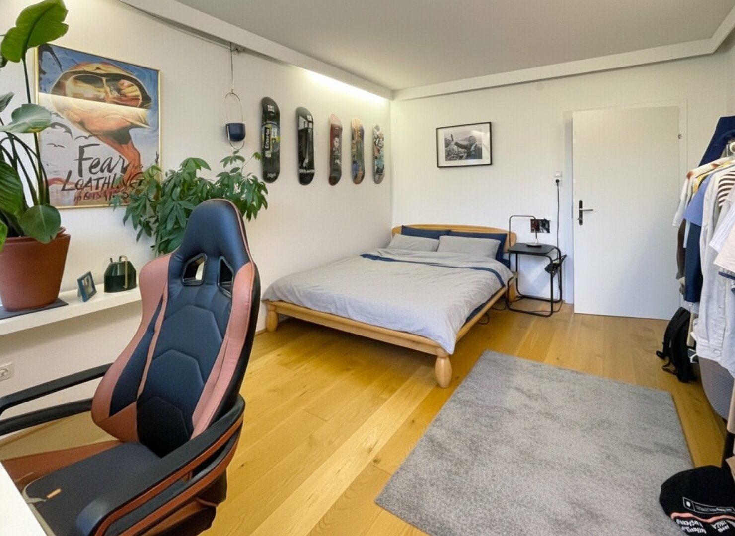 Wohnzimmer bzw Zimmer 1 - straßenseitig