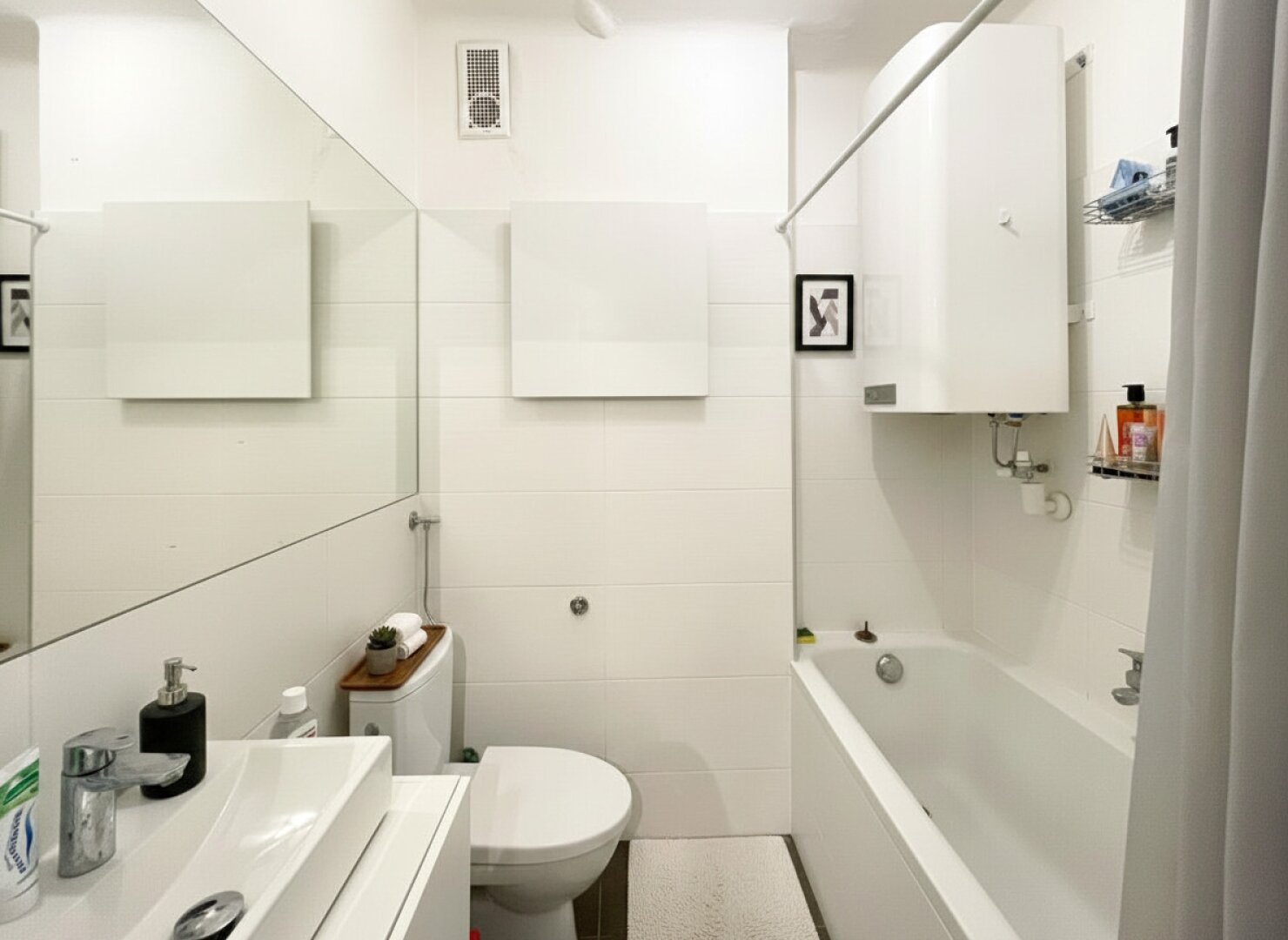 Bad mit Badewanne und WC