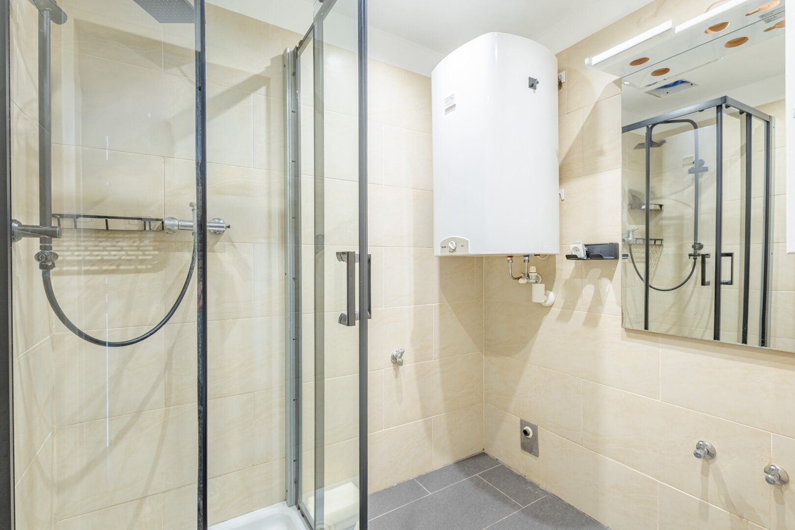 Bad (mit Dusche und WM-Anschluss)