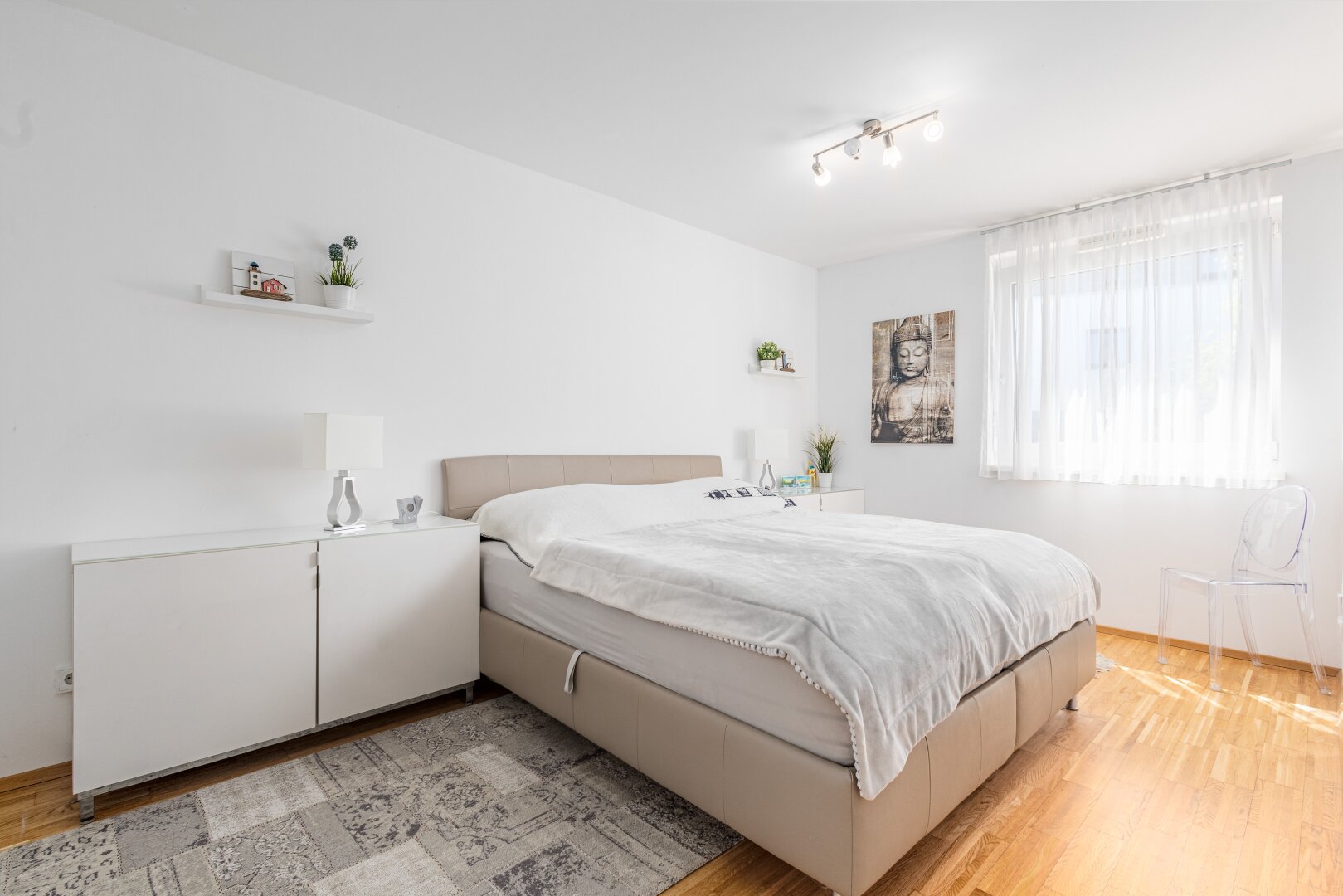 RUHE. SONNE. WALLERSEE. 2-Zimmer-Wohnung mit sonnigem Balkon und Tiefgarage