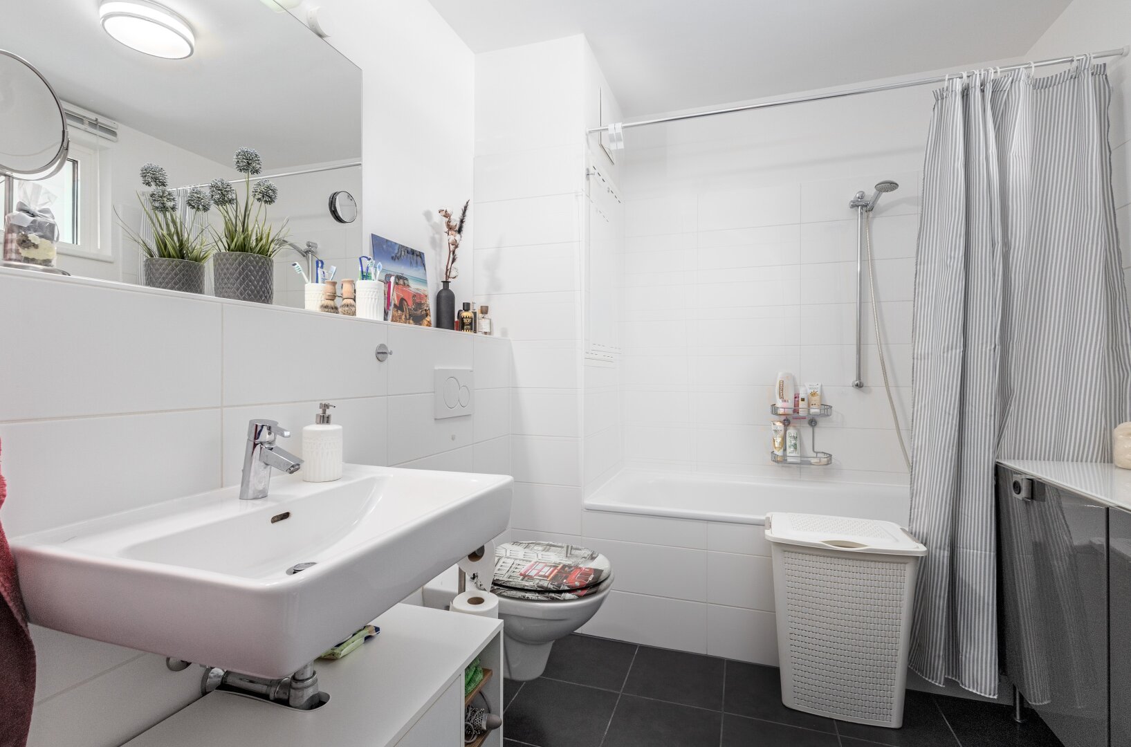 RUHE. SONNE. WALLERSEE. 2-Zimmer-Wohnung mit sonnigem Balkon und Tiefgarage