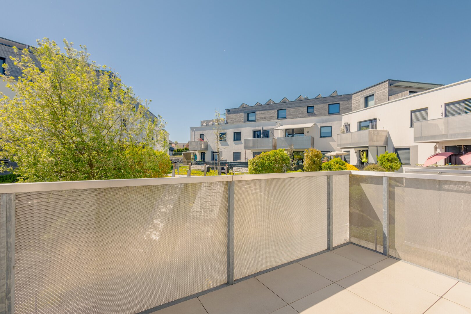 RUHE. SONNE. WALLERSEE. 2-Zimmer-Wohnung mit sonnigem Balkon und Tiefgarage