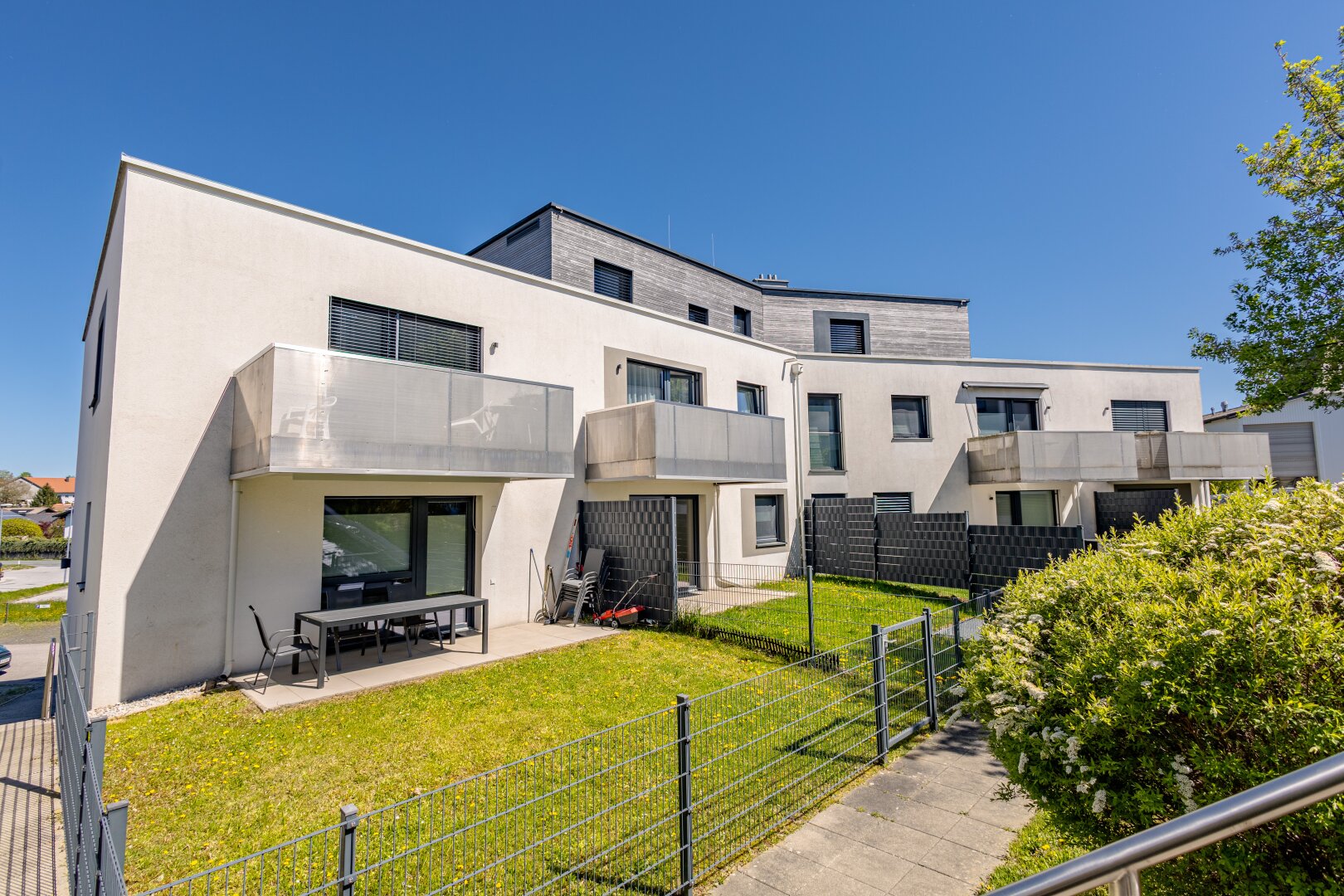 RUHE. SONNE. WALLERSEE. 2-Zimmer-Wohnung mit sonnigem Balkon und Tiefgarage