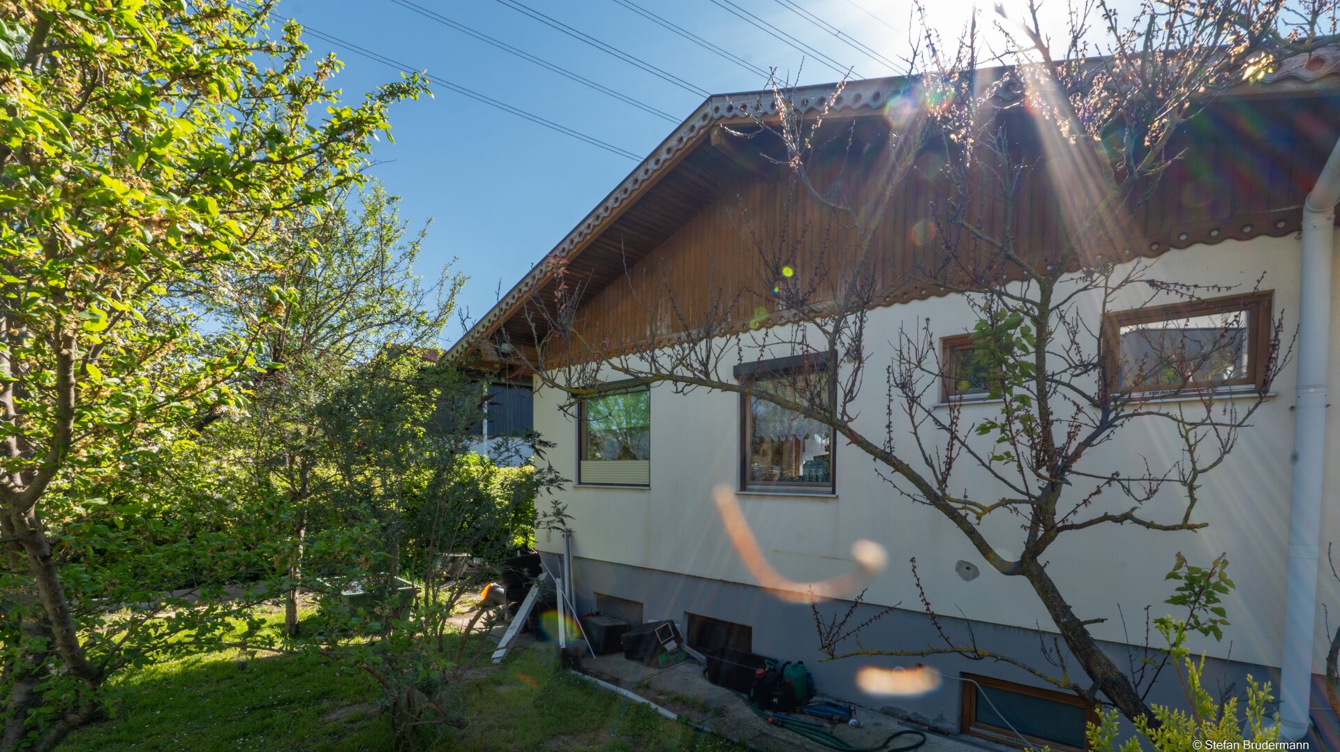 LANGENZERSDORF: Exklusiver Eigengrund mit sanierungsbedürftigem Kleingartenhaus mit Pool in Bestlage von Langenzersdorf – Ganzjähriges Wohnen & Teilungsoption