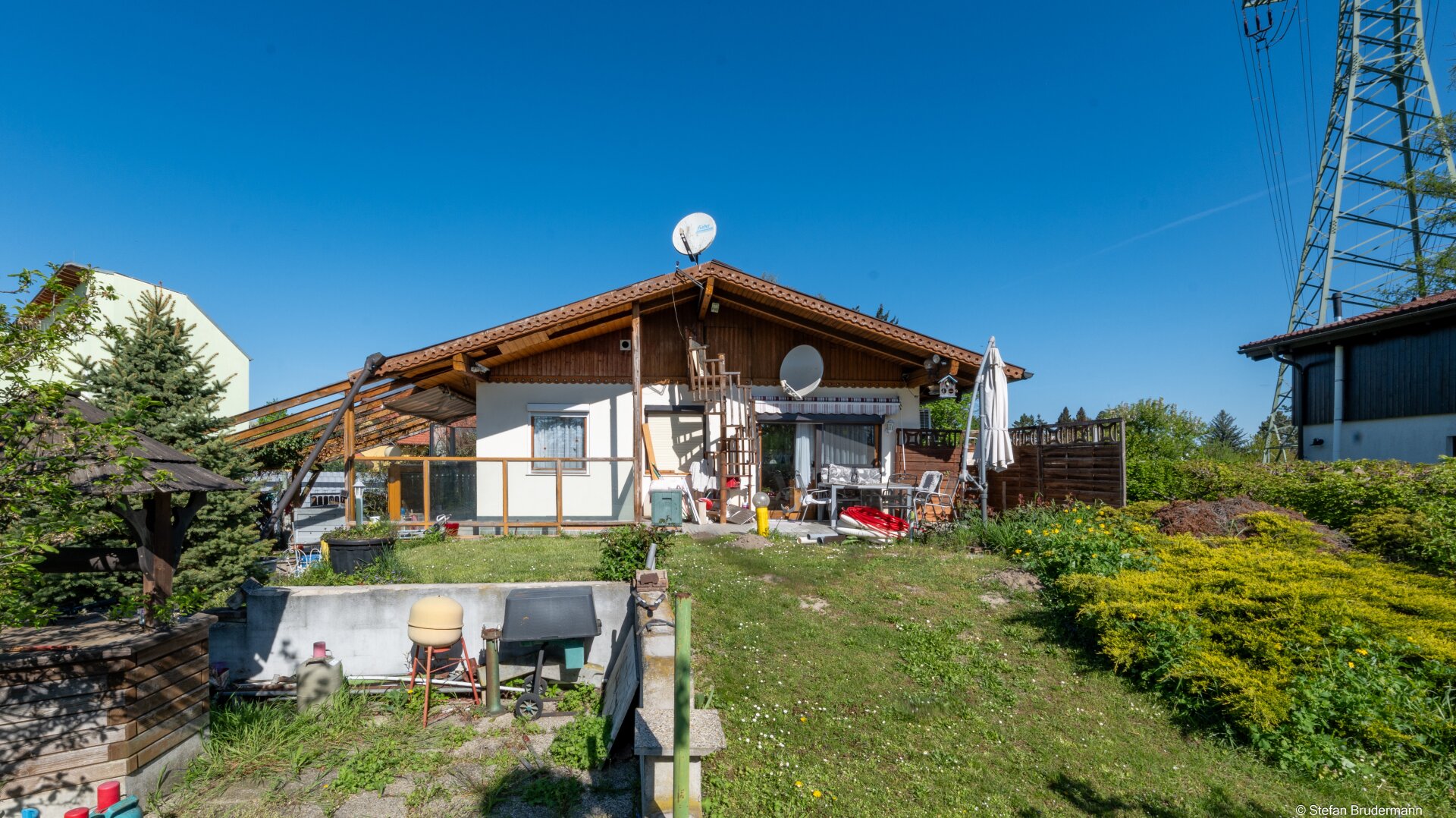 LANGENZERSDORF: Exklusiver Eigengrund mit sanierungsbedürftigem Kleingartenhaus mit Pool in Bestlage von Langenzersdorf – Ganzjähriges Wohnen & Teilungsoption