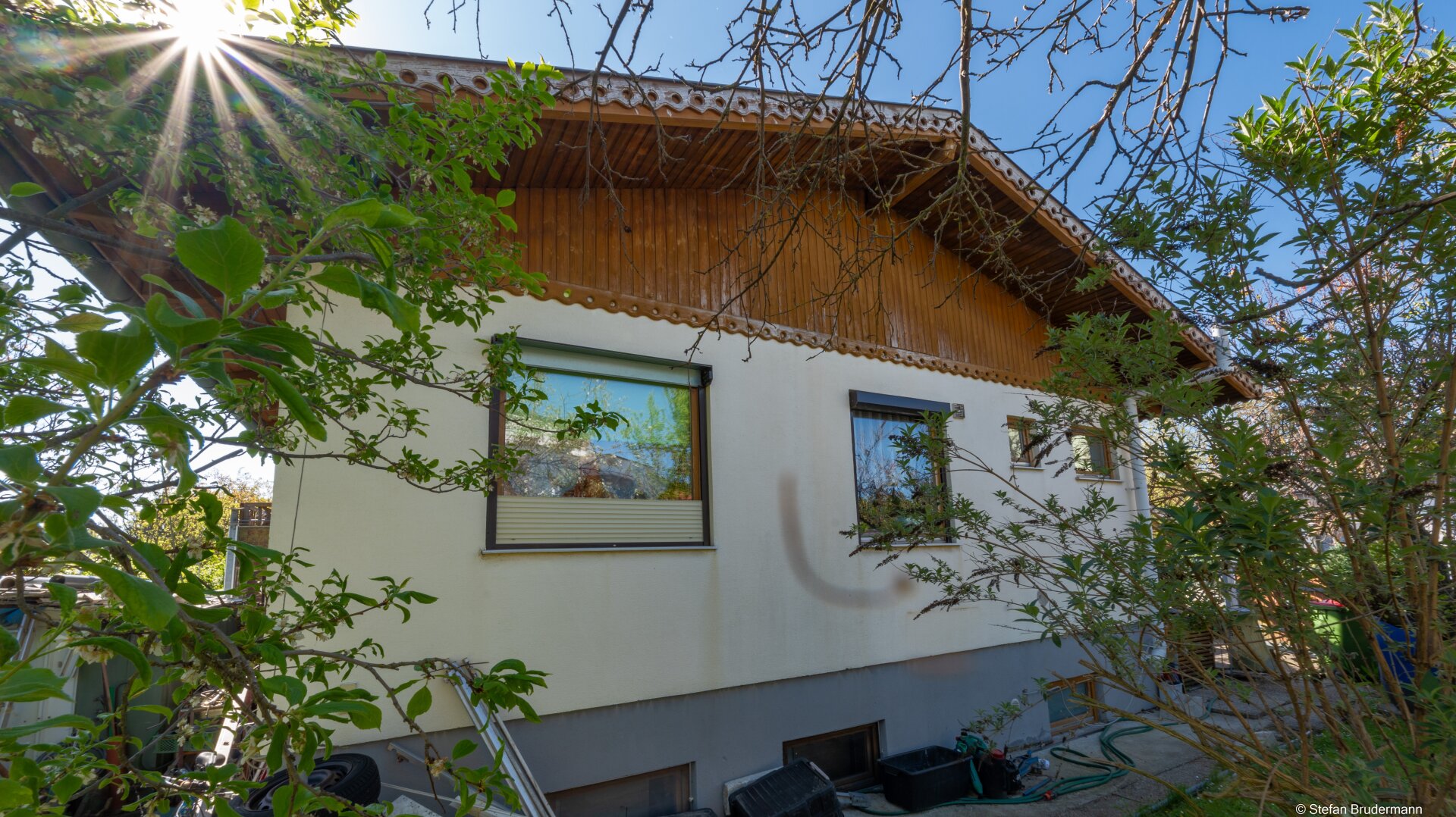 LANGENZERSDORF: Exklusiver Eigengrund mit sanierungsbedürftigem Kleingartenhaus mit Pool in Bestlage von Langenzersdorf – Ganzjähriges Wohnen & Teilungsoption