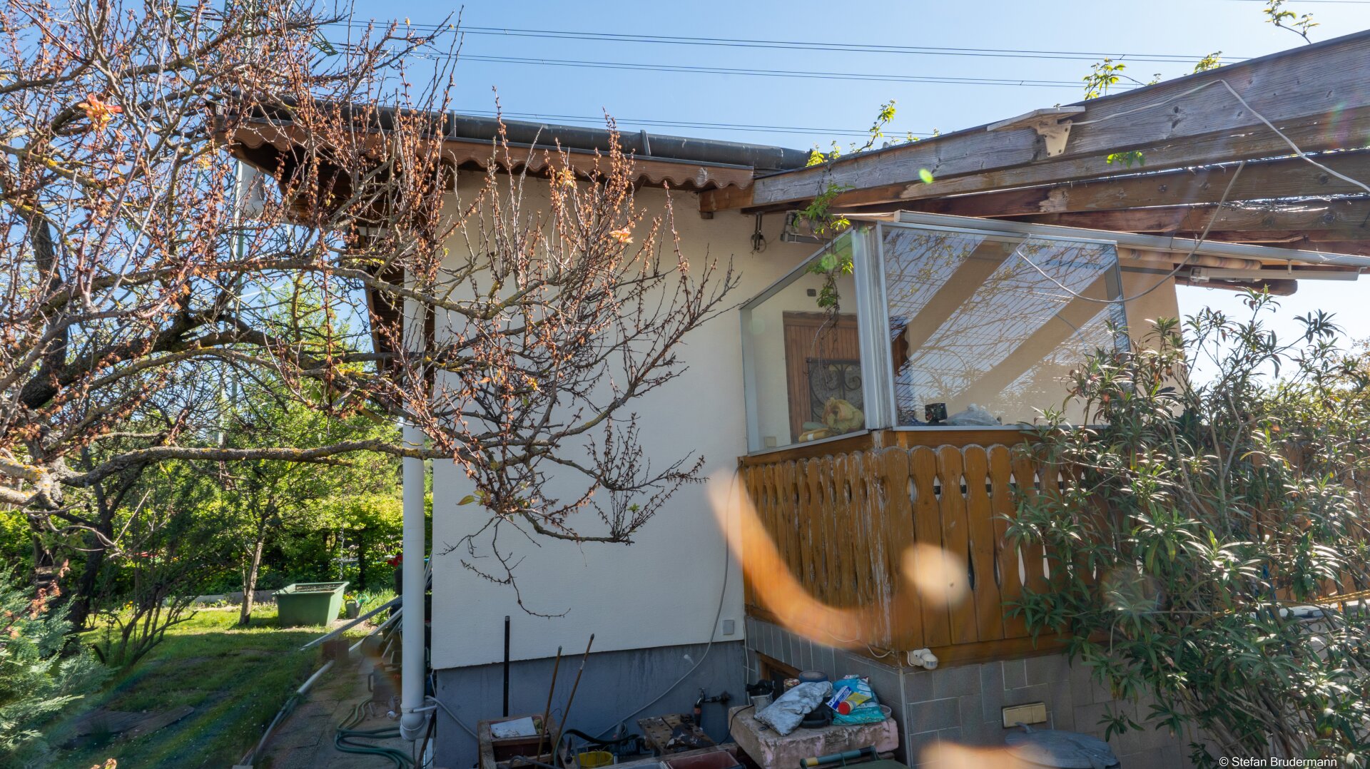 LANGENZERSDORF: Exklusiver Eigengrund mit sanierungsbedürftigem Kleingartenhaus mit Pool in Bestlage von Langenzersdorf – Ganzjähriges Wohnen & Teilungsoption