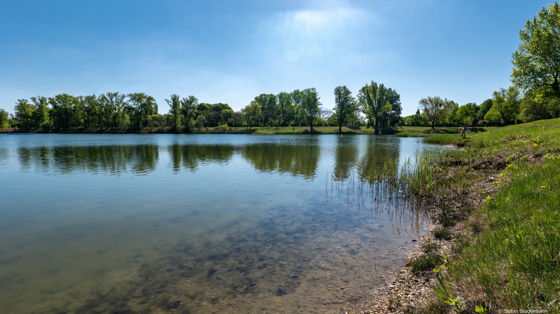 LANGENZERSDORF: Exklusiver Eigengrund mit sanierungsbedürftigem Kleingartenhaus mit Pool in Bestlage von Langenzersdorf – Ganzjähriges Wohnen & Teilungsoption