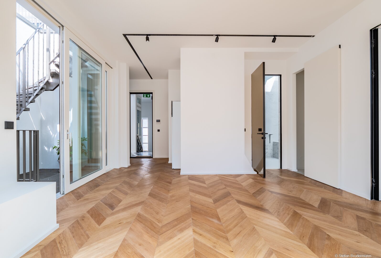 WIEN: SPITZENWOHNUNG Nahe Schlosspark Schönbrunn - 2-Zimmer im Stilaltbau-Dachgeschoss mit 36m2 Dachterrasse