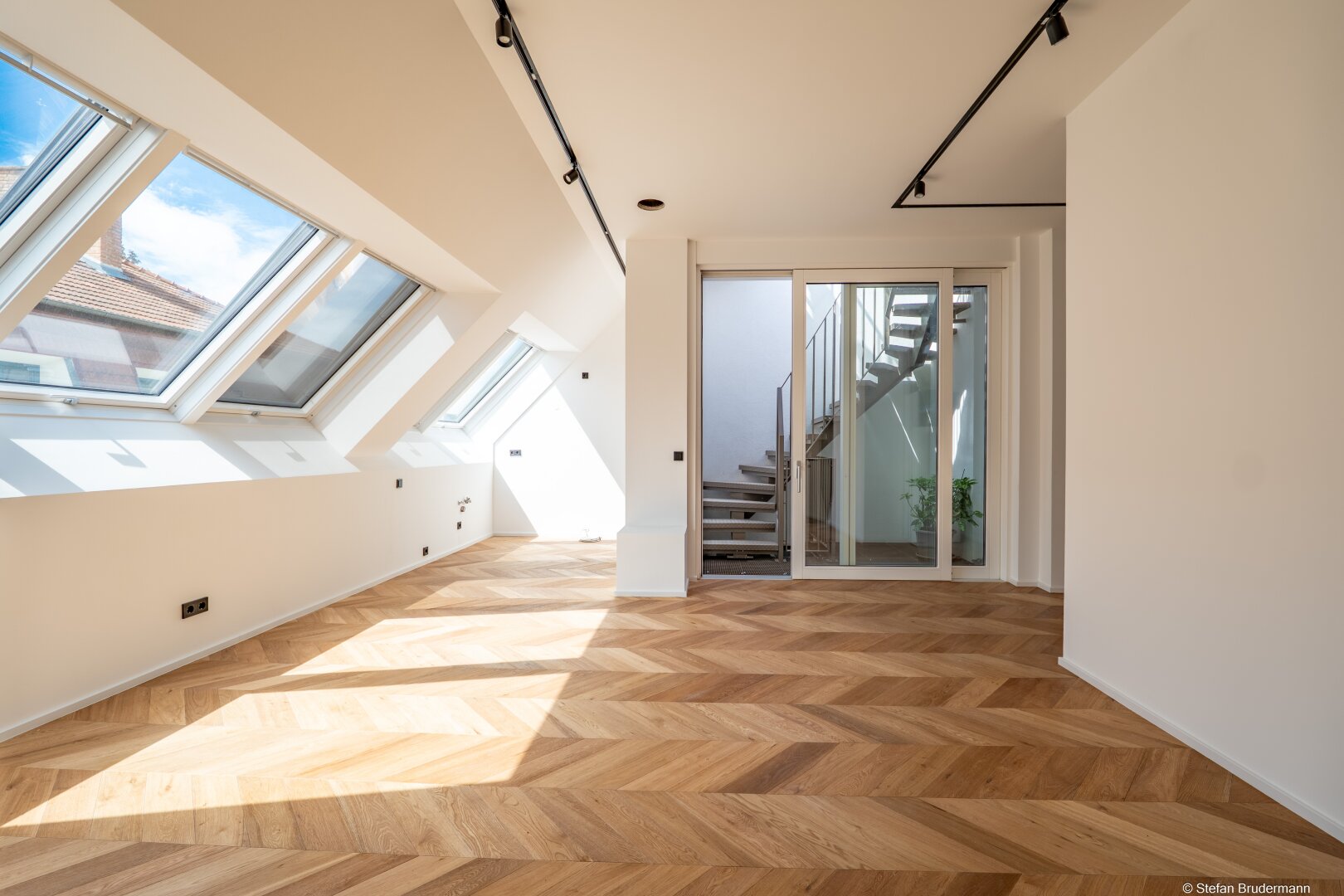 WIEN: SPITZENWOHNUNG Nahe Schlosspark Schönbrunn - 2-Zimmer im Stilaltbau-Dachgeschoss mit 36m2 Dachterrasse