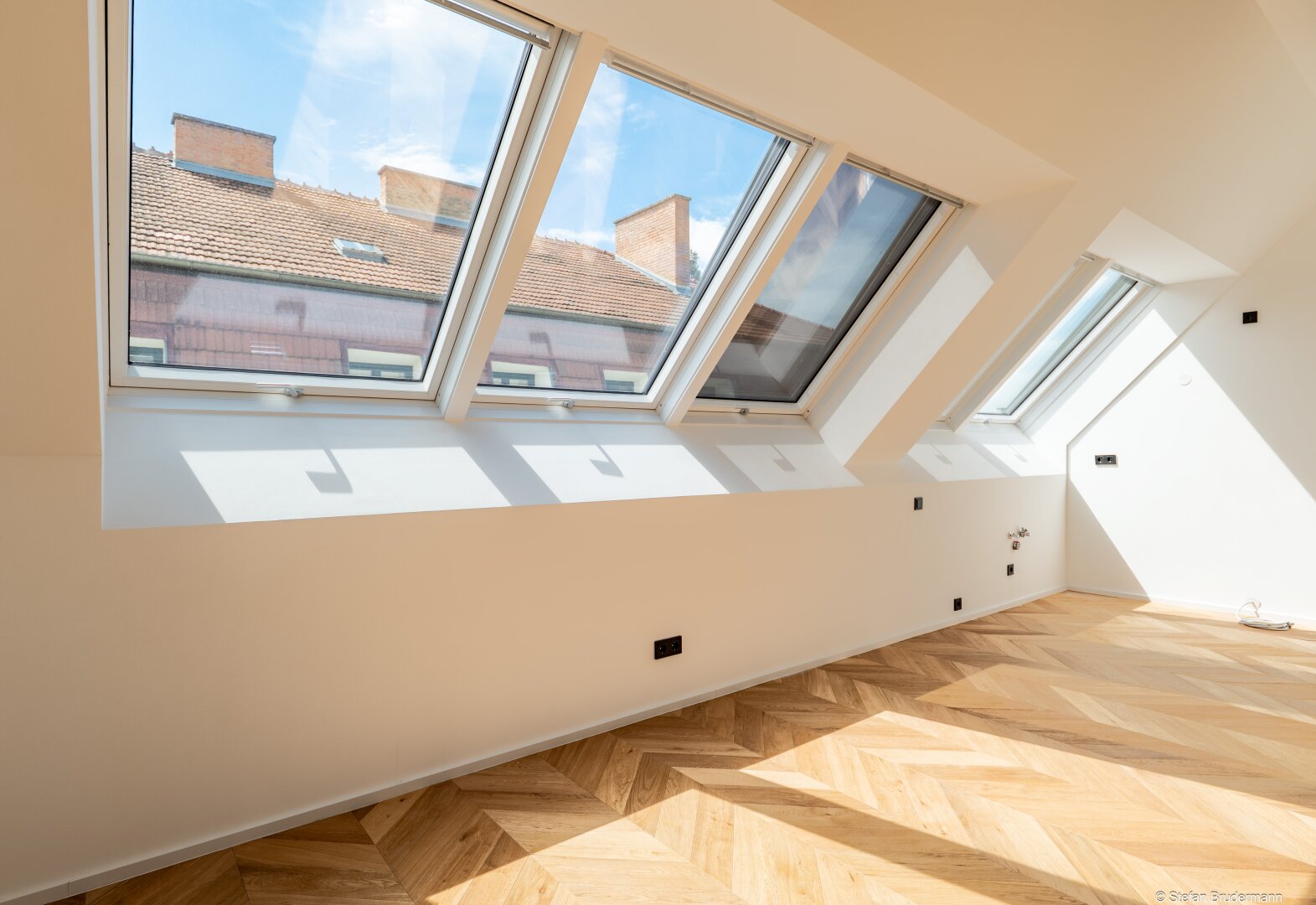 WIEN: SPITZENWOHNUNG Nahe Schlosspark Schönbrunn - 2-Zimmer im Stilaltbau-Dachgeschoss mit 36m2 Dachterrasse