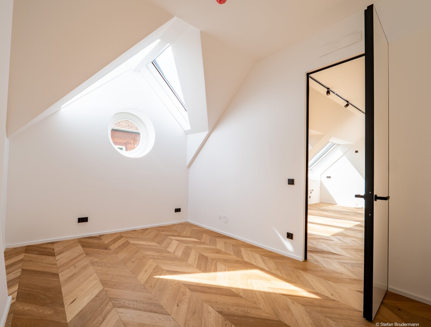 WIEN: SPITZENWOHNUNG Nahe Schlosspark Schönbrunn - 2-Zimmer im Stilaltbau-Dachgeschoss mit 36m2 Dachterrasse