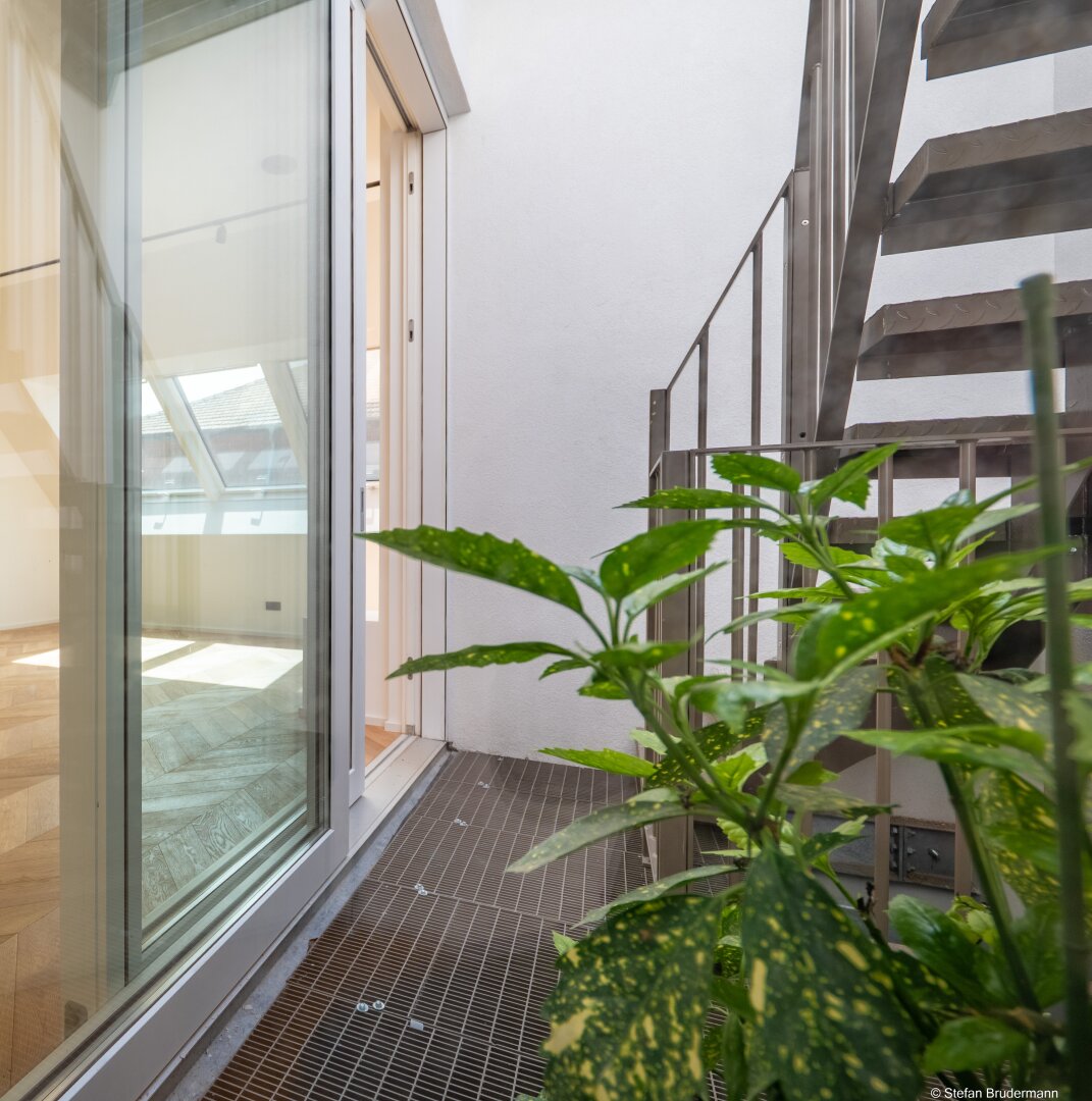 WIEN: SPITZENWOHNUNG Nahe Schlosspark Schönbrunn - 2-Zimmer im Stilaltbau-Dachgeschoss mit 36m2 Dachterrasse