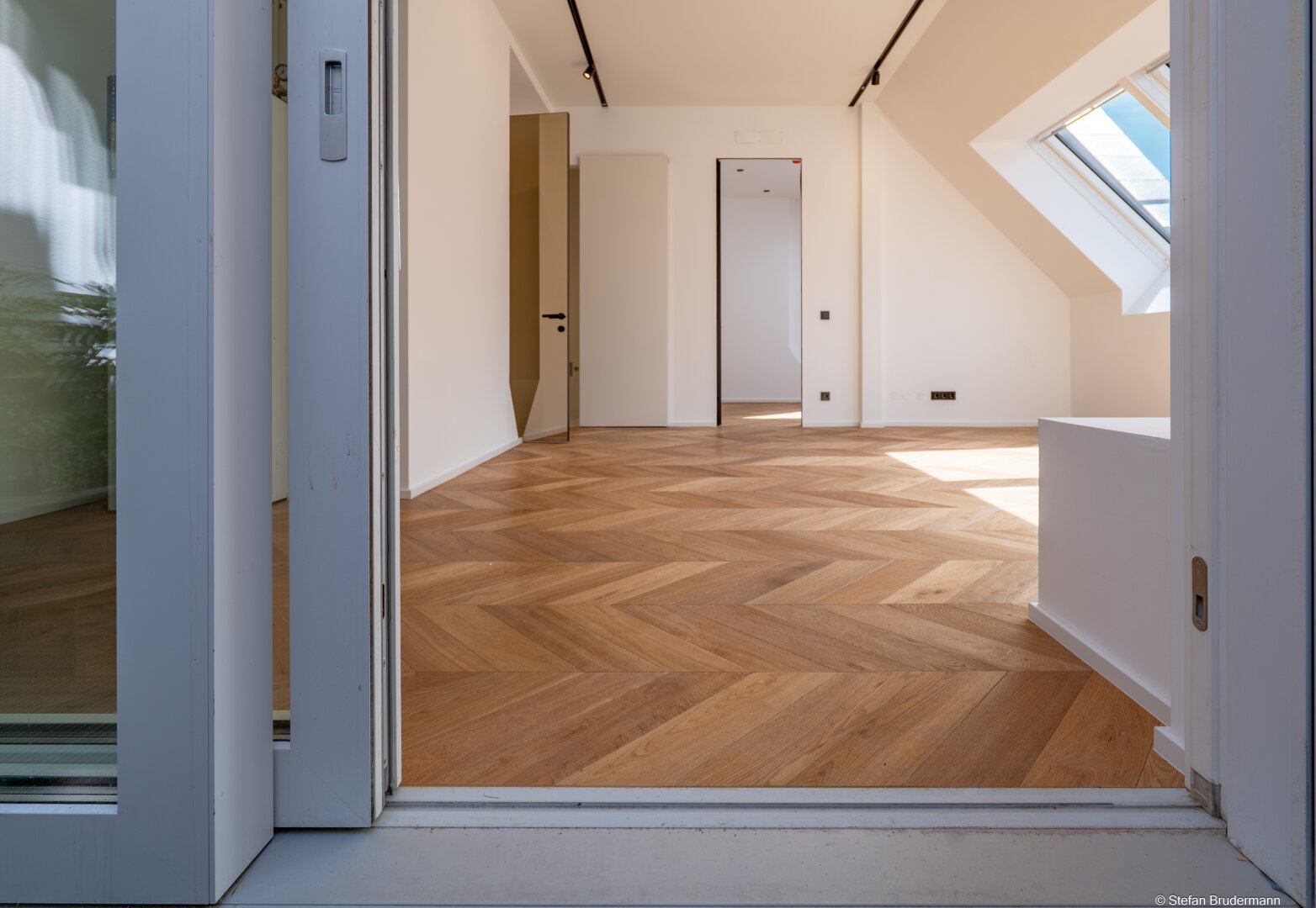 WIEN: SPITZENWOHNUNG Nahe Schlosspark Schönbrunn - 2-Zimmer im Stilaltbau-Dachgeschoss mit 36m2 Dachterrasse