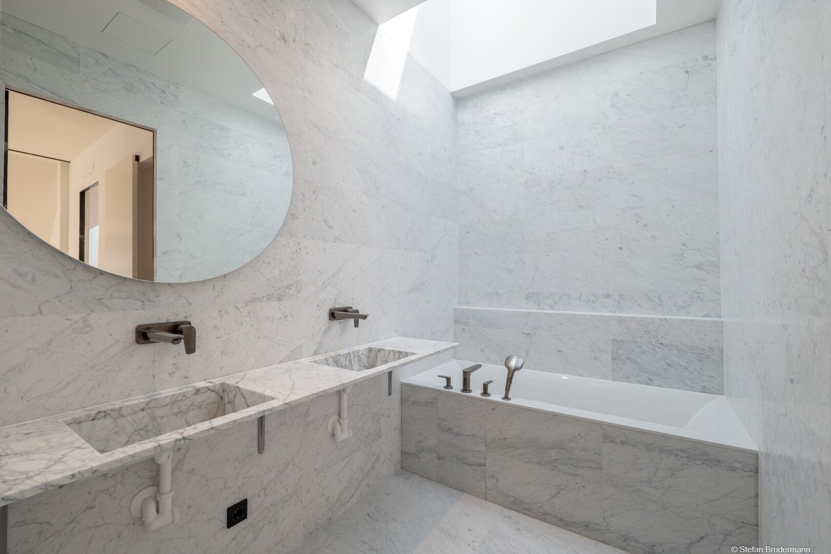 WIEN: SPITZENWOHNUNG Nahe Schlosspark Schönbrunn - 2-Zimmer im Stilaltbau-Dachgeschoss mit 36m2 Dachterrasse