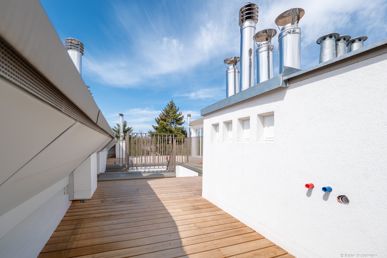 WIEN: SPITZENWOHNUNG Nahe Schlosspark Schönbrunn - 2-Zimmer im Stilaltbau-Dachgeschoss mit 36m2 Dachterrasse