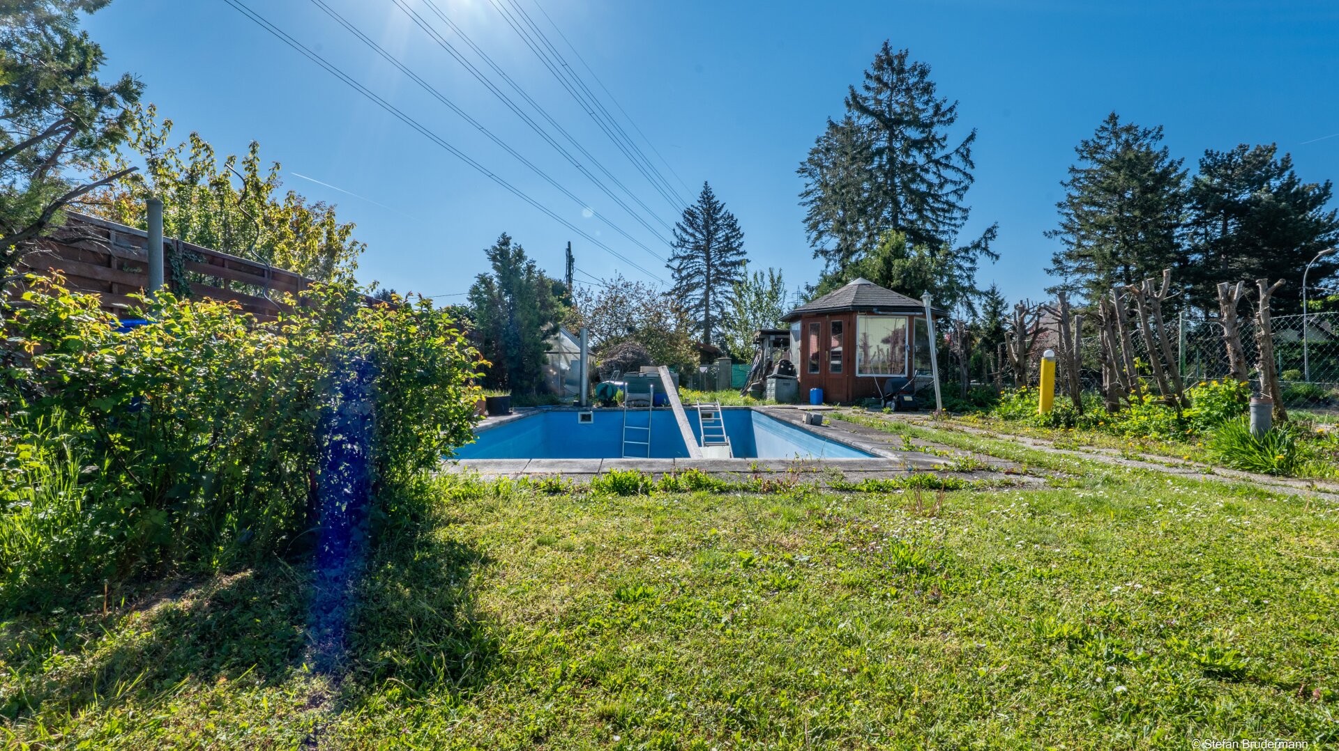 LANGENZERSDORF: Sanierungsbedürftiges Kleingartenhaus mit Pool auf herrlichem Eigengrund nahe Naturbadeteich Seeschlacht in Langenzersdorf – Ganzjähriges Wohnen & Grundstück mit Teilungsoption