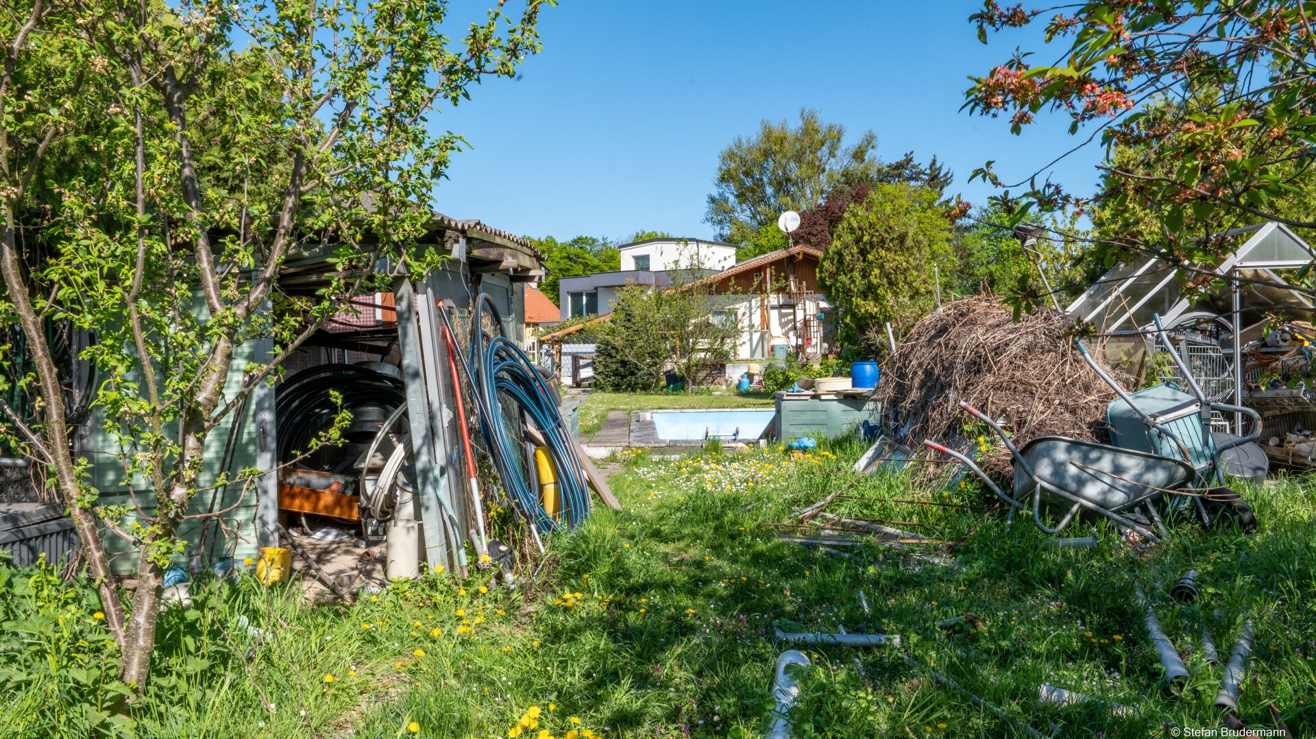 LANGENZERSDORF: Sanierungsbedürftiges Kleingartenhaus mit Pool auf herrlichem Eigengrund nahe Naturbadeteich Seeschlacht in Langenzersdorf – Ganzjähriges Wohnen & Grundstück mit Teilungsoption