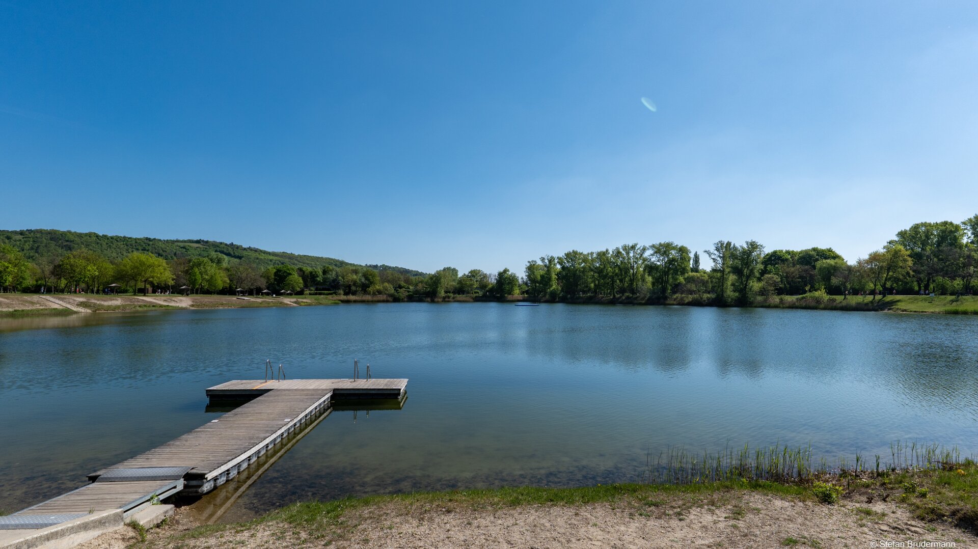 LANGENZERSDORF: Sanierungsbedürftiges Kleingartenhaus mit Pool auf herrlichem Eigengrund nahe Naturbadeteich Seeschlacht in Langenzersdorf – Ganzjähriges Wohnen & Grundstück mit Teilungsoption