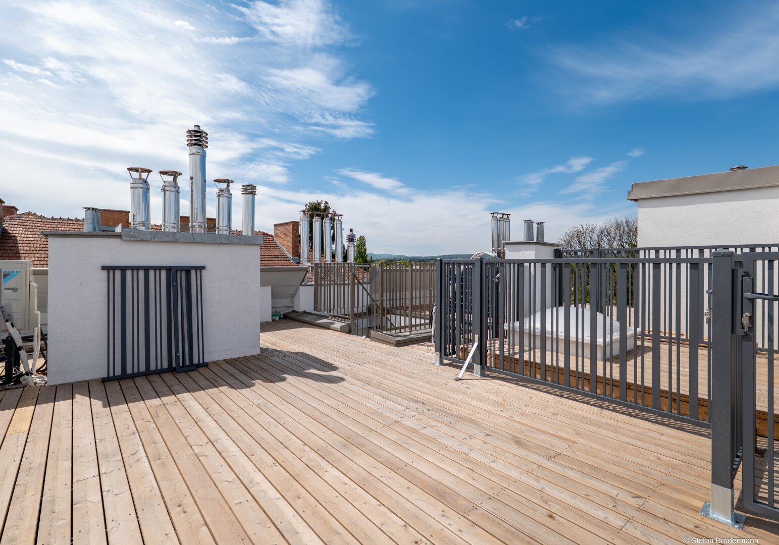 WIEN: Stilaltbau-Dachgeschosswohnung mit 36m2 Dachterrasse mit Rundumblick nahe Schlosspark Schönbrunn