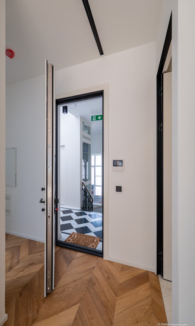 WIEN: Stilaltbau-Dachgeschosswohnung mit 36m2 Dachterrasse mit Rundumblick nahe Schlosspark Schönbrunn
