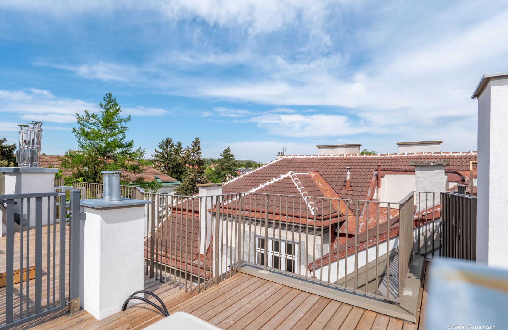 WIEN: Stilaltbau-Dachgeschosswohnung mit 36m2 Dachterrasse mit Rundumblick nahe Schlosspark Schönbrunn